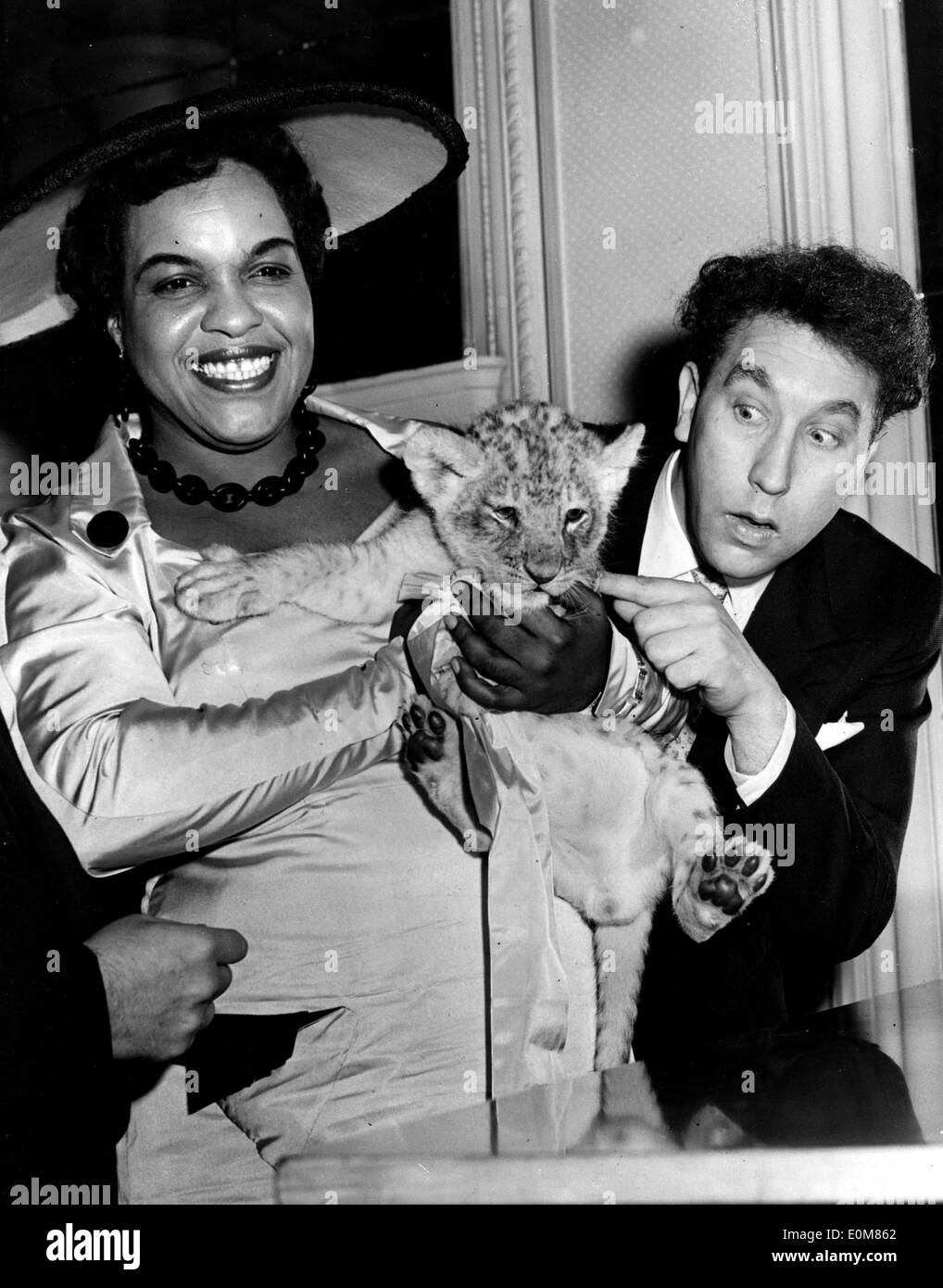 Winifred Atwell et Frankie Howerd à un club Lions à l'hôtel Savoy de baptême Banque D'Images