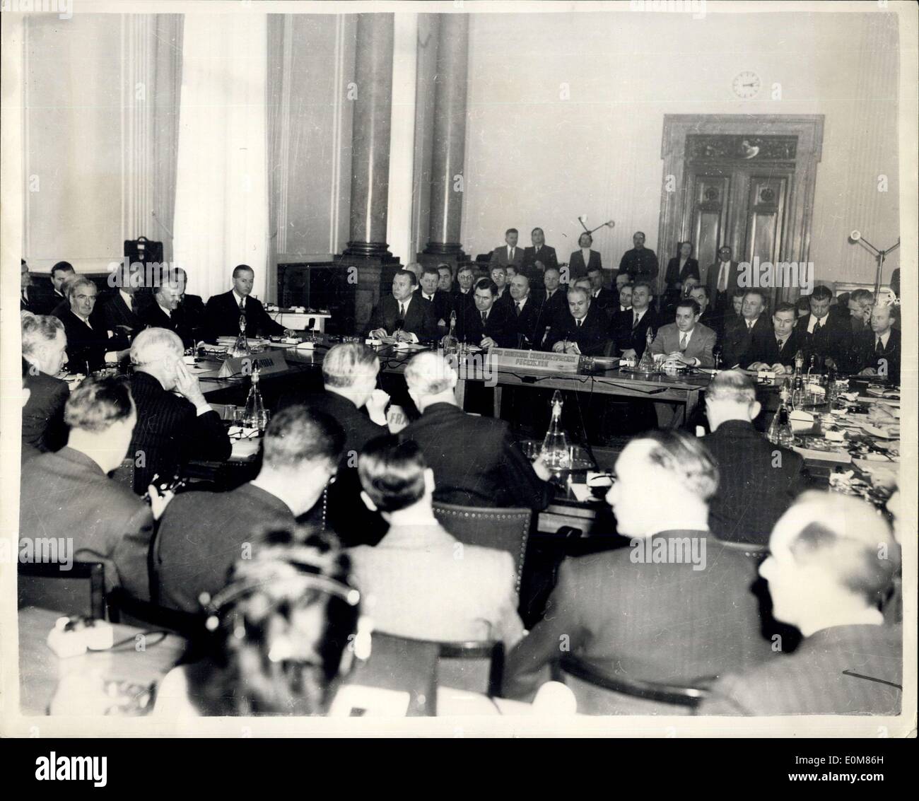 25 janvier 1954 - Ouverture de la ''Big Four'' conférence à Berlin. Assis autour de la table. : Les Ministres des affaires étrangères de Grande-Bretagne et des États-Unis la France et la Russie soviétique ont ouvert leur conférence à l'autorité de contrôle des alliés dans le secteur de la construction américain de Berlin cet après-midi. Tâche principale de la réunion d'aujourd'hui est de s'entendre sur un ordre du jour pour les pourparlers. Photo montre la scène au début de la réunion de cet après-midi montrant les dirigeants et leurs délégations (à gauche) M. Anthony Eden, (Centre) caméra en URSS et Molotov M. avant - arrière de l'appareil photo de M. Bidault (France) Banque D'Images