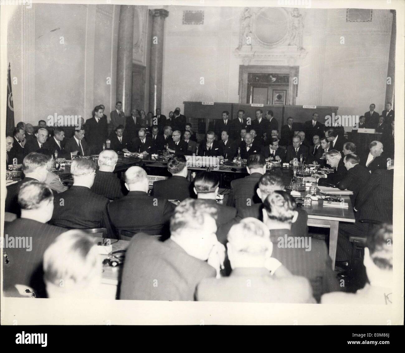25 janvier 1954 - Ouverture de la ''Big Four'' conférence à Berlin. Assis autour de la table. : Les Ministres des affaires étrangères de Grande-Bretagne et des États-Unis la France et la Russie soviétique ont ouvert leur conférence à l'autorité de contrôle des alliés dans le secteur de la construction américain de Berlin cet après-midi. Tâche principale de la réunion d'aujourd'hui est de s'entendre sur un ordre du jour pour les pourparlers. Photo montre la scène au début de la réunion de cet après-midi montrant les dirigeants et leurs délégations (à gauche) M. Anthony Eden, (Centre) caméra en URSS et Molotov M. avant - arrière de l'appareil photo de M. Bidault (France) Banque D'Images