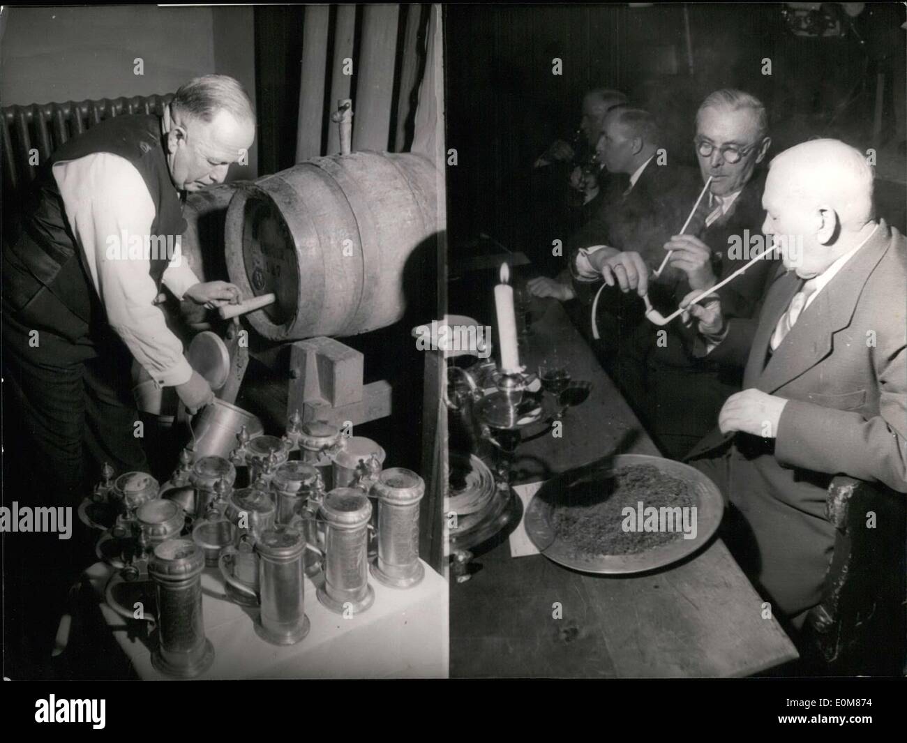 26 janvier 1954 - Sur la photo est une pièce dans laquelle messieurs plus âgés rencontrez pour engager la conversation et de la fumée. Le propriétaire n'est occupé à remplir des verres pour les clients assoiffés. Banque D'Images