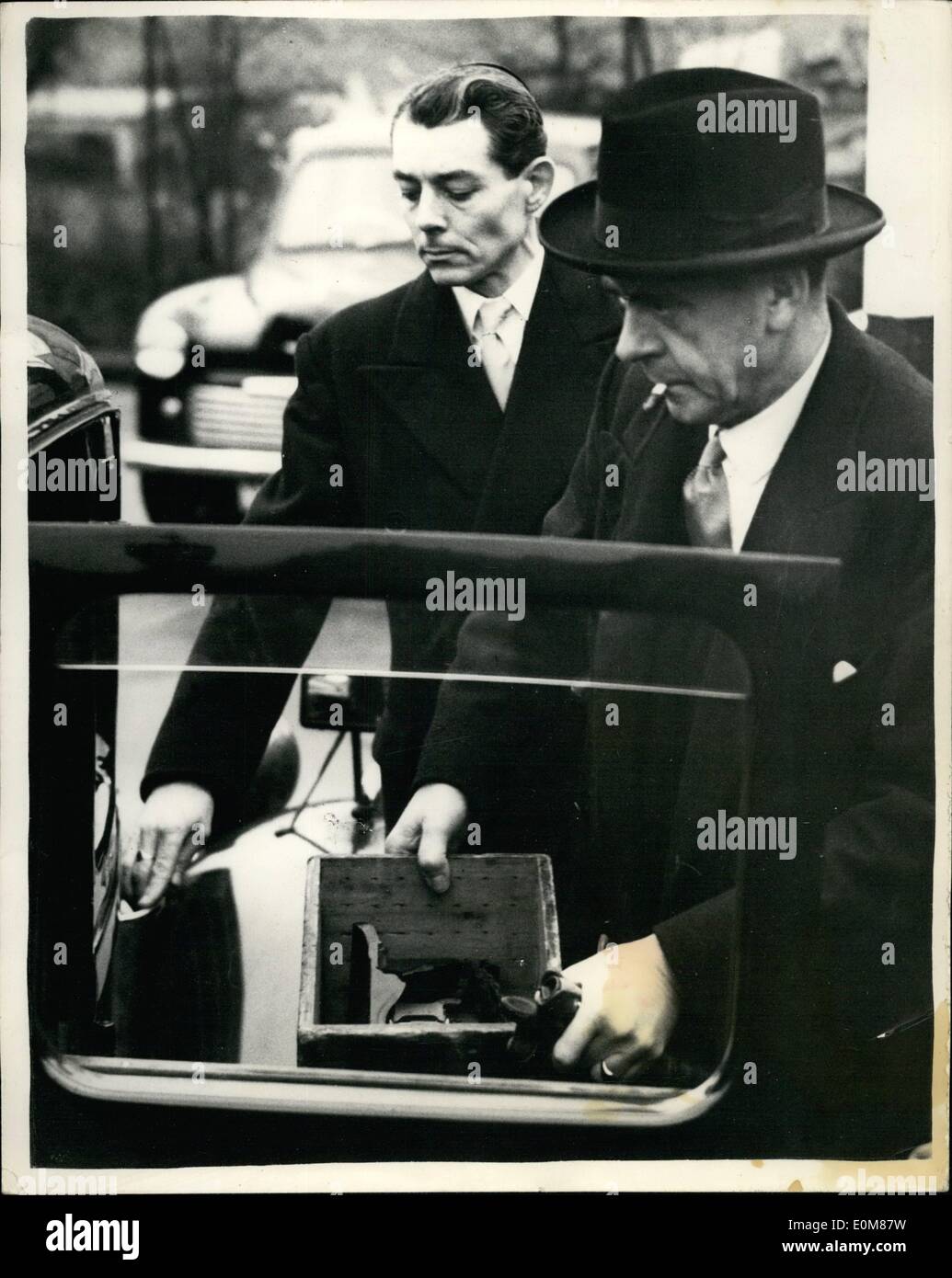 Le 12 décembre 1953 - Scotland yard enquêter sur wemble meurtre. Le brisé jusqu'téléphone. Détective de Scotland Yard sont aujourd'enquête sur le meurtre brutal de 42 ans Mme Elizabeth Deatrce shattard et poignardé James dont le corps a été retrouvé à son domicile à envoyer avenue, Wembley hier soir aux côtés des téléphones battues elle est pensé pour avoir essayé de composer le 999 lorsqu'il est attaqué par son meurtrier. photo montre le surintendant en chef. Hôtel Hilton de Scotland Yard entre dans une voiture avec l'smashed-up téléphone dans une boîte - à l'extérieur de la chambre dans la 2e avenue, aujourd'hui. Banque D'Images