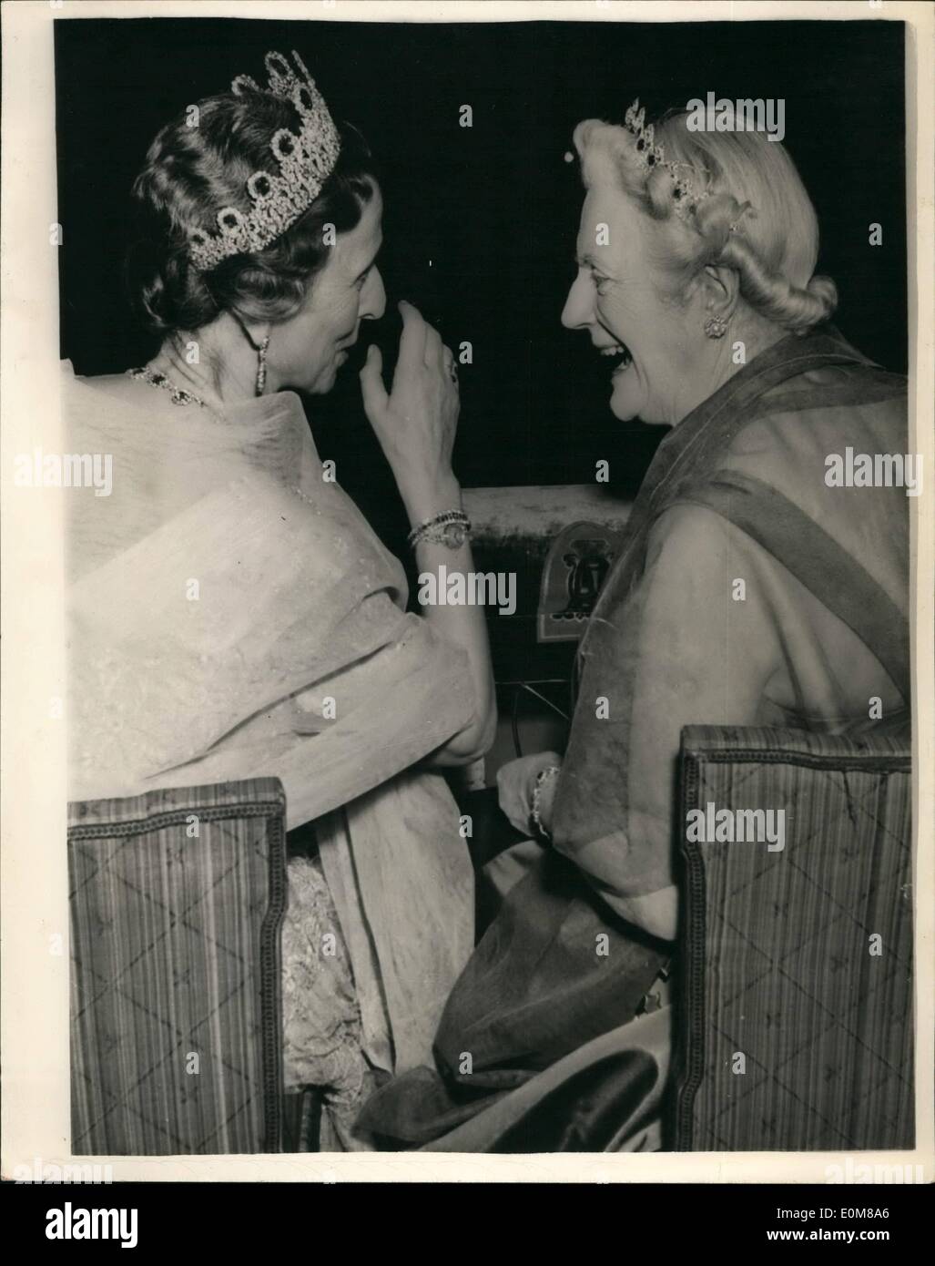 12 décembre 1953 - Lady Churchill assiste au prix Noble de la Bnaquet. Invité d'honneur de bonne humeur : Madame Churchill a accepté le prix Nobel du roi Gustav Adolph à la salle de concert de Stockholm aujourd'hui - au nom de son mari Sir Winston Churchill  . Dans la soirée, elle a assisté à un banquet à l'hôtel de ville où des membres de la famille royale suédoise étaient invités d'honneur. La photo montre UNE étude heureuse de la reine Louise de Suède et de Lady Churchill - à la mairie de Benquet, hier soir. Banque D'Images