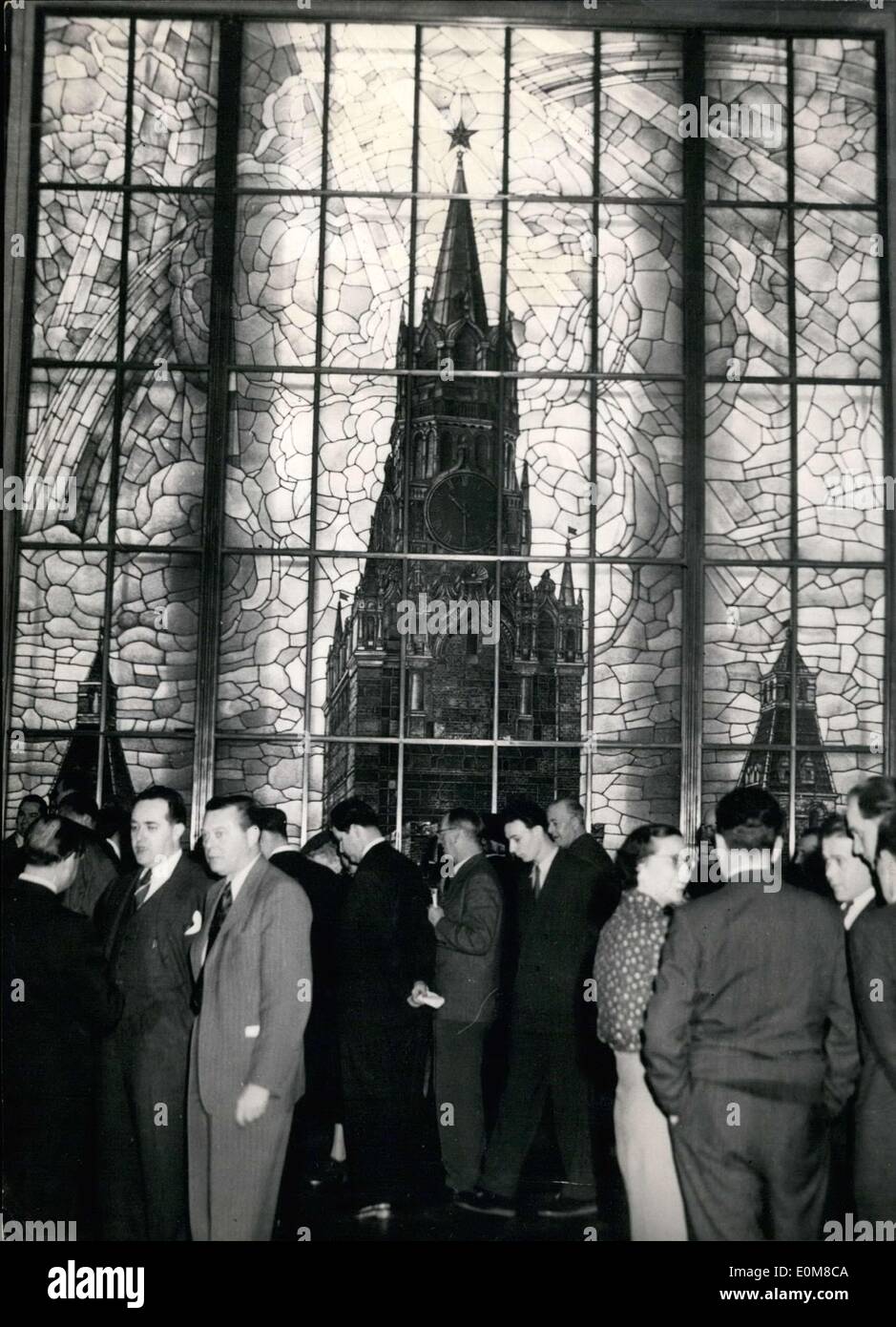 31 janvier 1954 - Dans un signe de compréhension, des journalistes de l'ouest de Berlin ont été autorisés à rendre visite à l'ambassade soviétique et voir et photographier ses salles intérieures et les salles de fête pour la première fois dans l'après-guerre. Voici une photo de l'énorme tache de morceau intitulé ''Kremelt ?rme'' ou l'Kremel Tours. Banque D'Images
