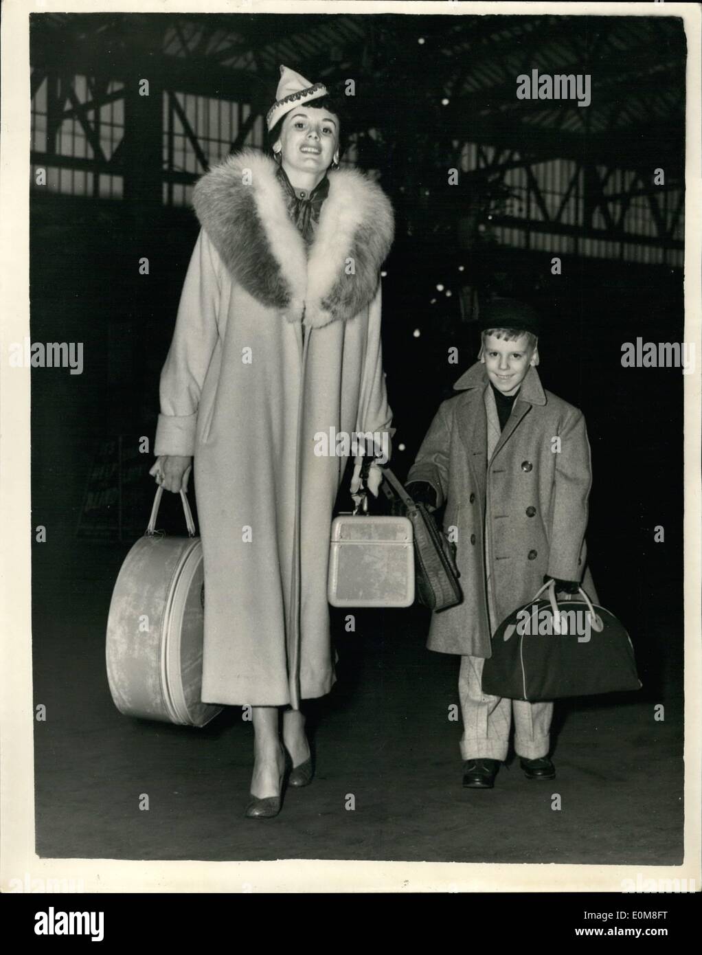 Le 12 décembre 1953 - G.I. Accueil mariée pour Noël. Sur la photo, Mme Joyce Long, qui ont quitté l'Angleterre il y a huit ans à Washington comme un G.I. mariée - retour à la maison ce matin pour passer Noël avec ses parents, M. et Mme Day, de Brixton. Elle est vue d'arriver à Waterloo, avec son fils âgé de 7 ans, Joe. Banque D'Images
