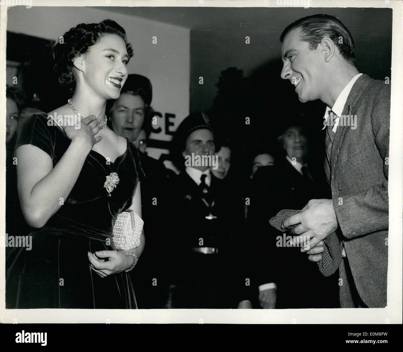 12 déc., 1953 - La princesse Margaret va à la glace et s'entretient avec l'humoriste Norman la sagesse. Son Altesse Royale la princesse Margaret hier soir ont assisté à une représentation de la ''SSinbad le marin sur la glace'' montrer au London's Empress Hall. Produit de la performance s'est rendu au Fonds de dotation de l'Association des guides qui la princesse est chef Ranger de l'Empire britannique. La photo montre la Princesse Margaret s'entretient avec le comédien Norman sagesse après le spectacle. Banque D'Images