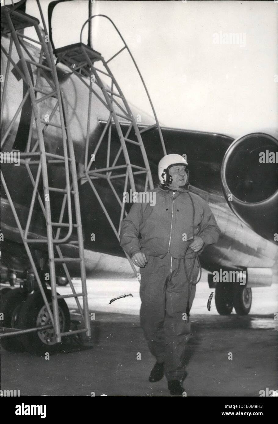 Le 12 décembre 1953 - Secrétaire de l'air brise le mur du son : M. Louis Christiaens, le 63-Year-Old Ministre français de l'air, de l'embarquement dans l'article Aerudrome 4050 Vautour à Istres (près de Marseille) hier. Air-Pilot Roland Galvany qui était au volant a brisé le mur du son avec le ministre à bord de l'avion. Banque D'Images