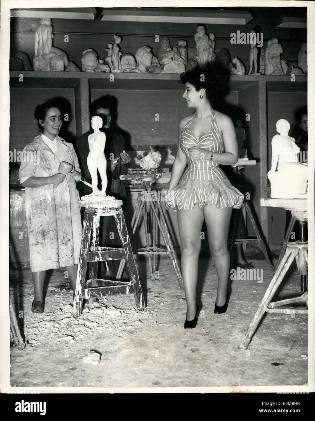 12 déc., 1953 - Aperçu de l'école des arts Exposition : une exposition de travaux des élèves aura lieu par le Hammeramith de ville de demain. Photo montre Elizabeth Bayle, 17 ans, arrête de travailler sur ses sculptures d'examiner Pixie Sklar, 18, dans sa bande blanche et rose costume coton bloomer, conçus et réalisés par elle-même, à l'aperçu d'aujourd'hui. Banque D'Images