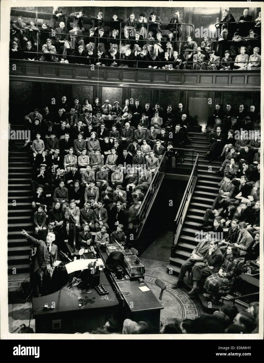 Le 12 décembre 1953 - L'utilisation des ondes radio'' conférence à l'Institution royale. Enfants d'écouter M. Ratcliffe. : M. J.A. Ratcliffe, reader en physique l'Université de Cambridge a parlé de ''l'utilisation des ondes radio'' cet après-midi à la Royal Institution, à l'ouverture de la 124e cours de six conférenciers adapté à un jeune auditoire. La photo montre la vue générale montrant certains des enfants à l'écoute de M. J.A. Au cours de sa conférence Ratcliffe cet après-midi. Banque D'Images