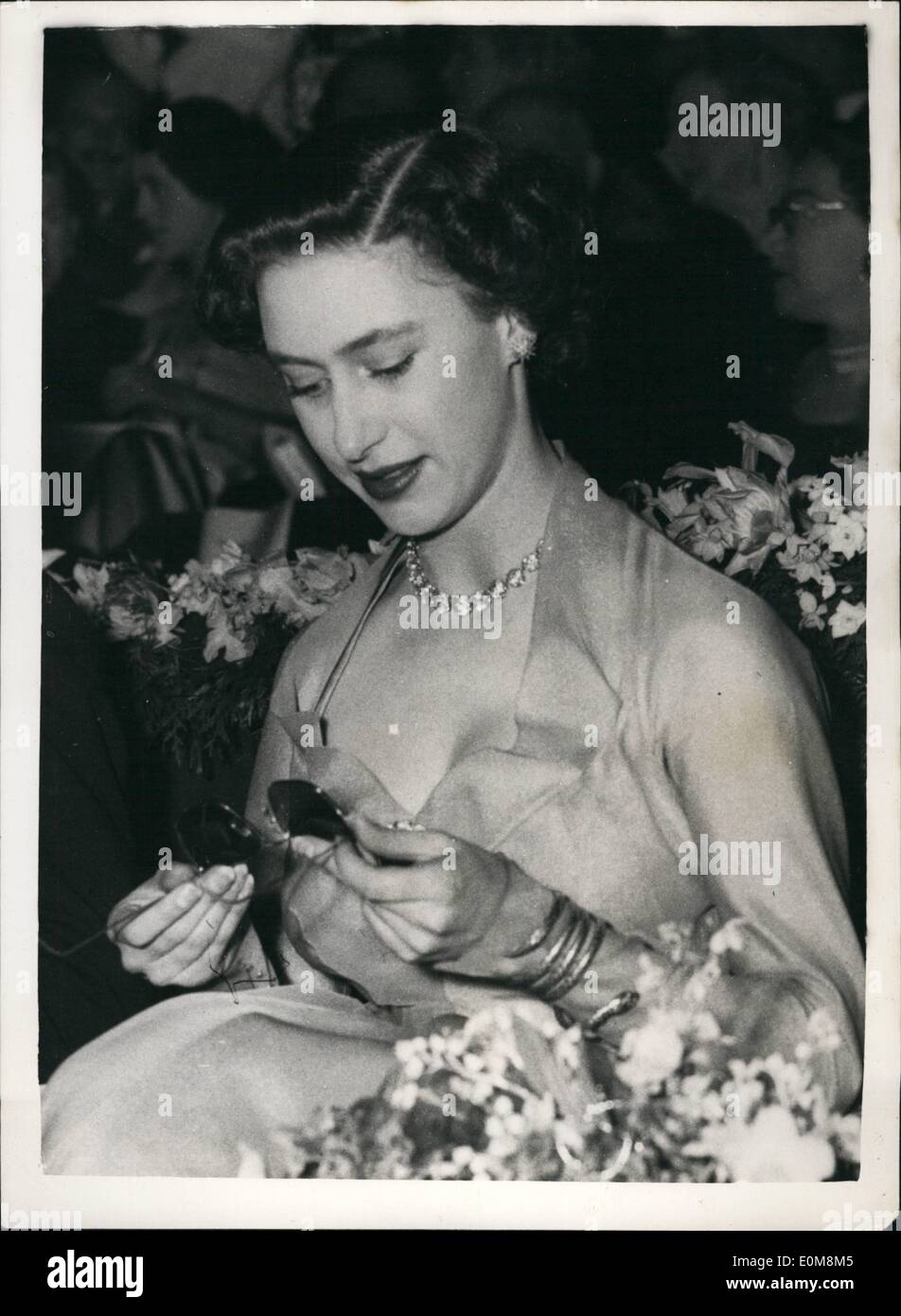 02 février 1954 - la princesse Margaret voit son premier film '3-D'. Il est particulièrement fait de lui des verres. La princesse Margaret a été l'invitée d'honneur de la dernière evenngat la première du film musical en couleur ''Kiss me Kate'' - à l'Empire, Leicester Square. Les premières tenues à l'aide de la N.S.P.C.C. pour lesquelles environ 3,500 ont été soulevées. La princesse a utilisé une paire de spécifications '3-D' à bord d'or spécialement faite. Elle les a acceptés comme souvenir. Spectacles de photos:- la princesse Margaret sur le point de mettre sur les lunettes '3-D' spécialement faites à la première hier soir. Banque D'Images