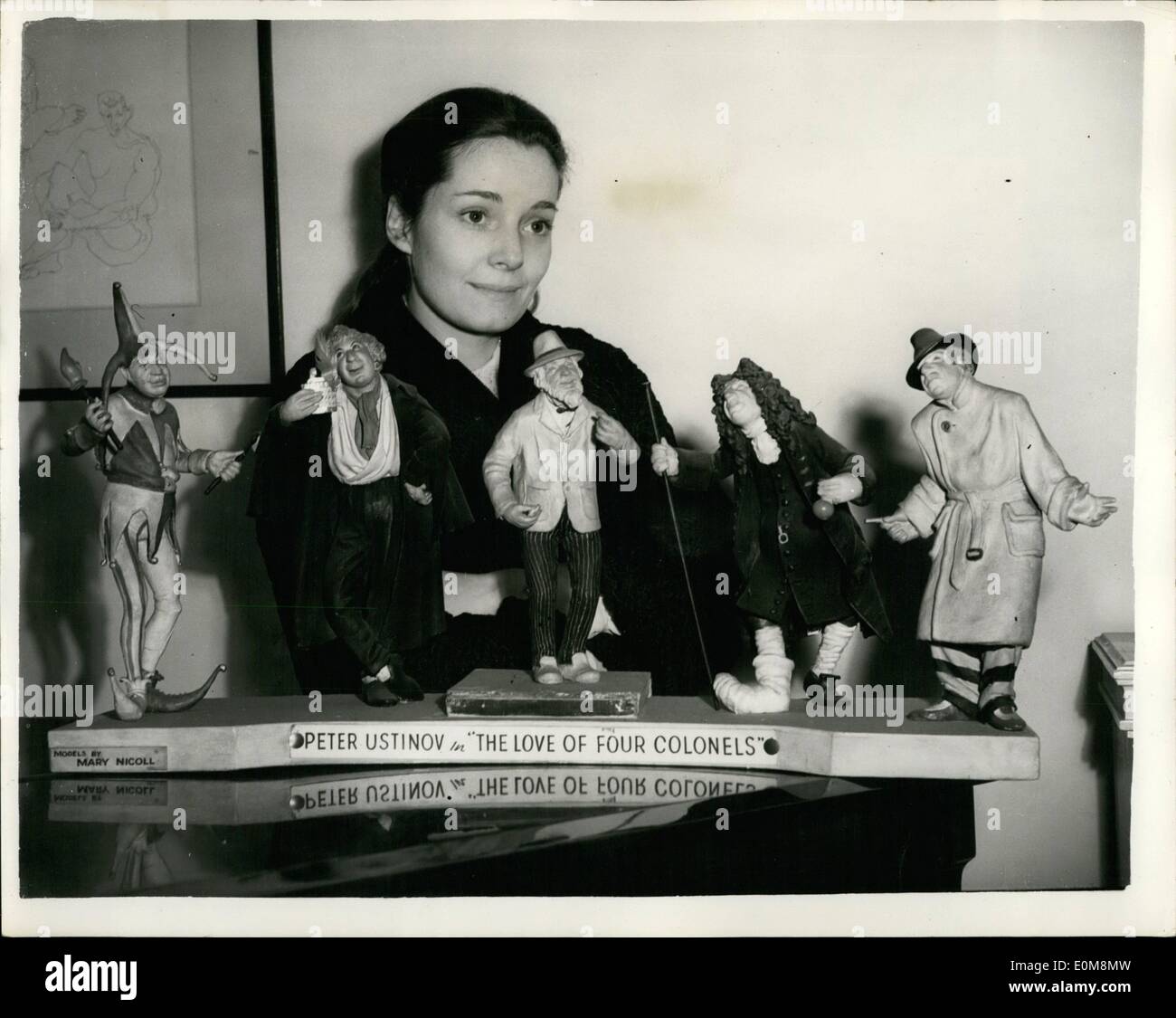 02 février 1954 - Un mariage commence sa journée. Mme Suzanne Cloutier, âgé de 25 ans, l'actrice canadienne française qui avait une partie d'un seul mot en décembre dernier à M. Peter Ustinov's dix-nuit jouer ''aucun signe de la Colombe'', est devenue Mme Ustinov hier. Le couple, qui s'est réuni il y a trois ans alors que l'oreille -32 vieil acteur-auteur a été en vedette dans son propre succès ''l'amour des quatre colonels'', avait un matin tôt au bureau du registre de mariage de Chelsea, de sorte que l'époux doit manquer pas plus d'une heure de travail sur l'Elstree film ''Beau Brummel''. Le mariage n'a duré que dix minutes. Dans l'heure, monsieur Banque D'Images