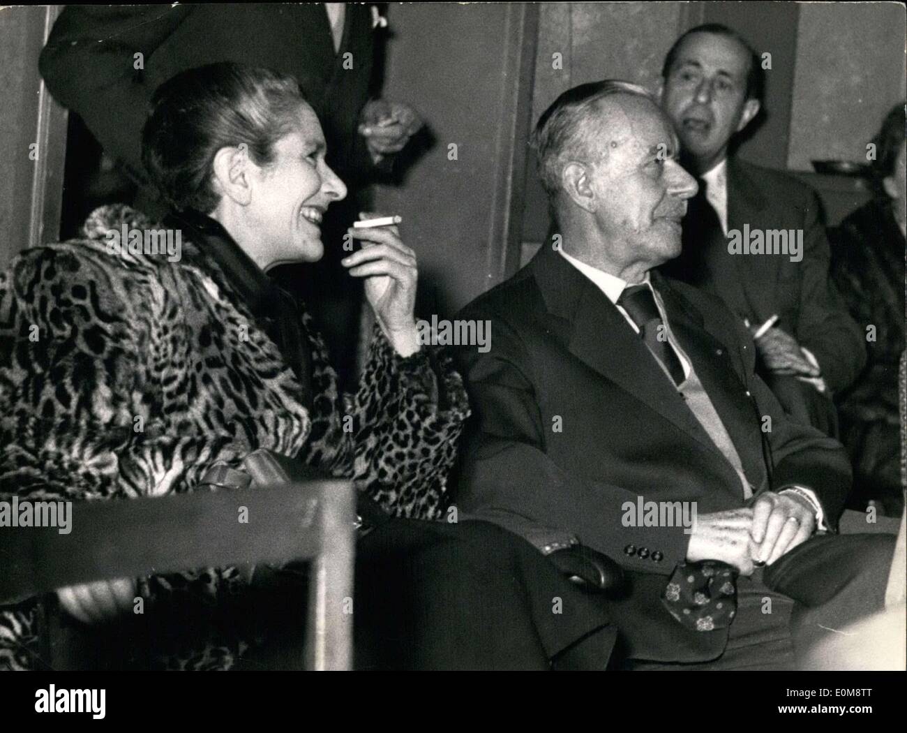 21 décembre 1953 - Thomas Mann a un oeil à son ''film''. Thomas Mann et sa fille Erika a assisté à une projection privée du film de couleur ''K ?nigliche Hoheit''(Altesse Royale) à Zurich. Le film est basé sur un roman écrit par Mann lui-même. Dans l'arrière-plan est directeur Dr. Harald Braun, à qui Thomas Mann a exprimé son approbation sincère sur l'adaptation du matériel. Le film arrive à l'écran à Noël. Banque D'Images