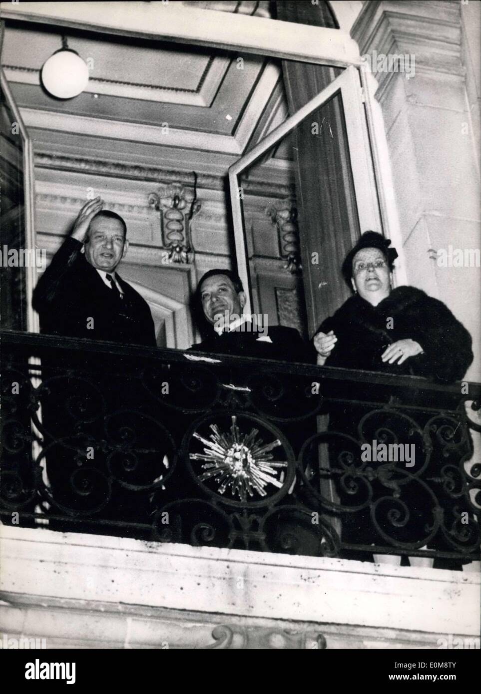 24 décembre 1953 - M. René Coty élu président de la République française : M. René Coty (gauche) reconnaît les applaudissements de la foule depuis le balcon de la préfecture à Versailles la nuit dernière. Sa femme est à droite et le premier ministre Joseph Laniel au centre. Banque D'Images