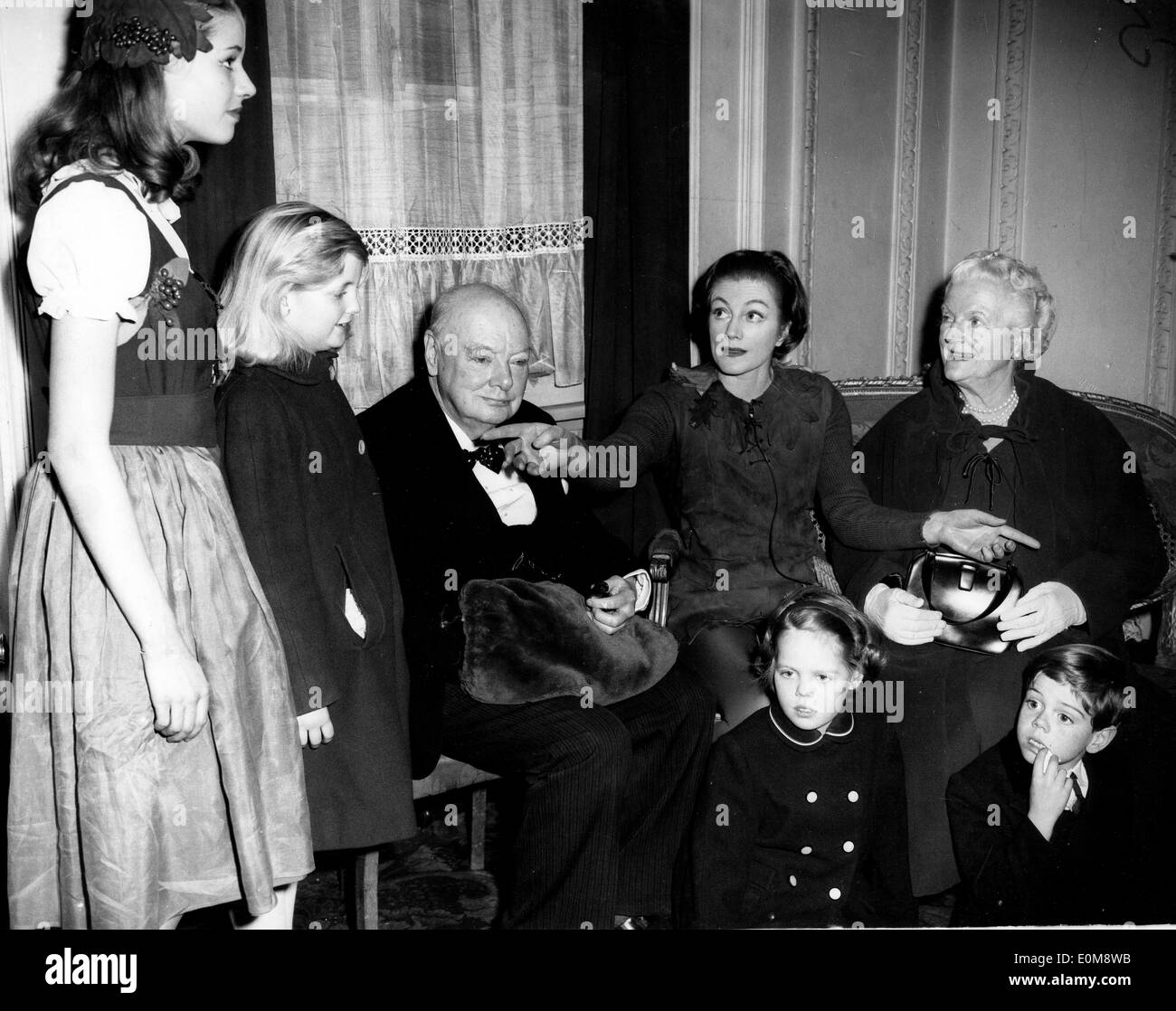 Sir Winston Churchill au théâtre fille montres Banque D'Images