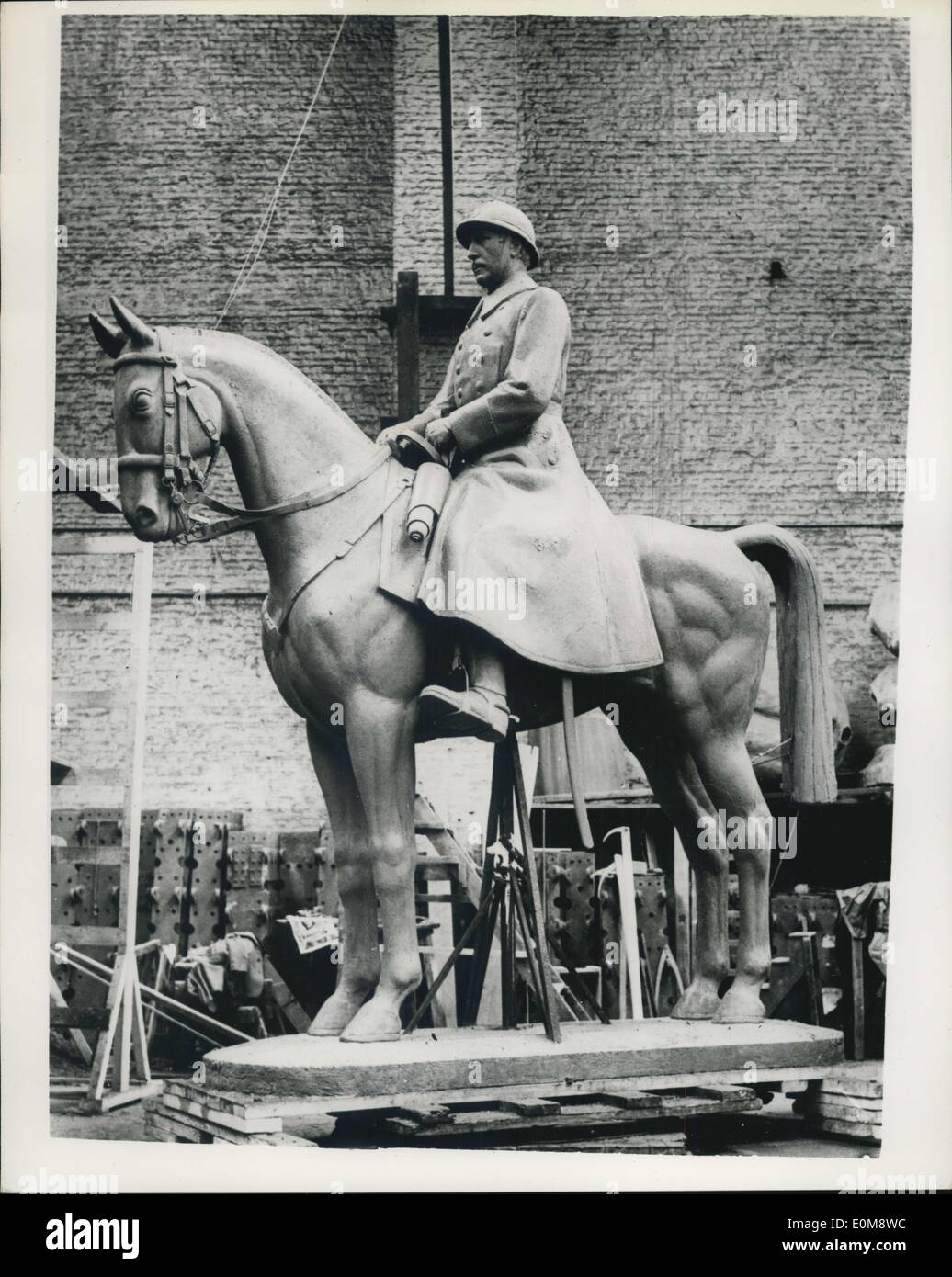 30 décembre 1953 - Nouveau Monument à feu le Roi Albert de Belgique ; le récent mémorial à feu le Roi Albert de Belgique a été indiqué aux membres de la presse et d'autres représentants récemment. Le monument qui doit être érigé à Namur Belgique est l'oeuvre du sculpteur Victor Desnnet. La photo montre le nouveau mémorial à feu le Roi Albert de Belgique. Banque D'Images