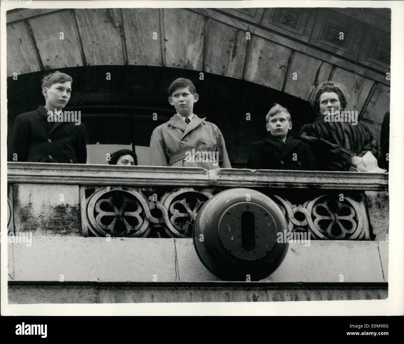 10 févr. 02, 1954 - Le Duc de Gloucester s'occupe du service commémoratif dans Hyde Park : Le Duc de Gloucester a assisté aujourd'hui à l'ancien camarade de cavalerie combiné' memorial service, dans Hyde Park.Photo montre la duchesse de Gloucester,. avec ses enfants, le Prince William et le Prince Richard - et le Prince Michael de Kent (centre), à regarder la cérémonie d'aujourd'hui. Banque D'Images