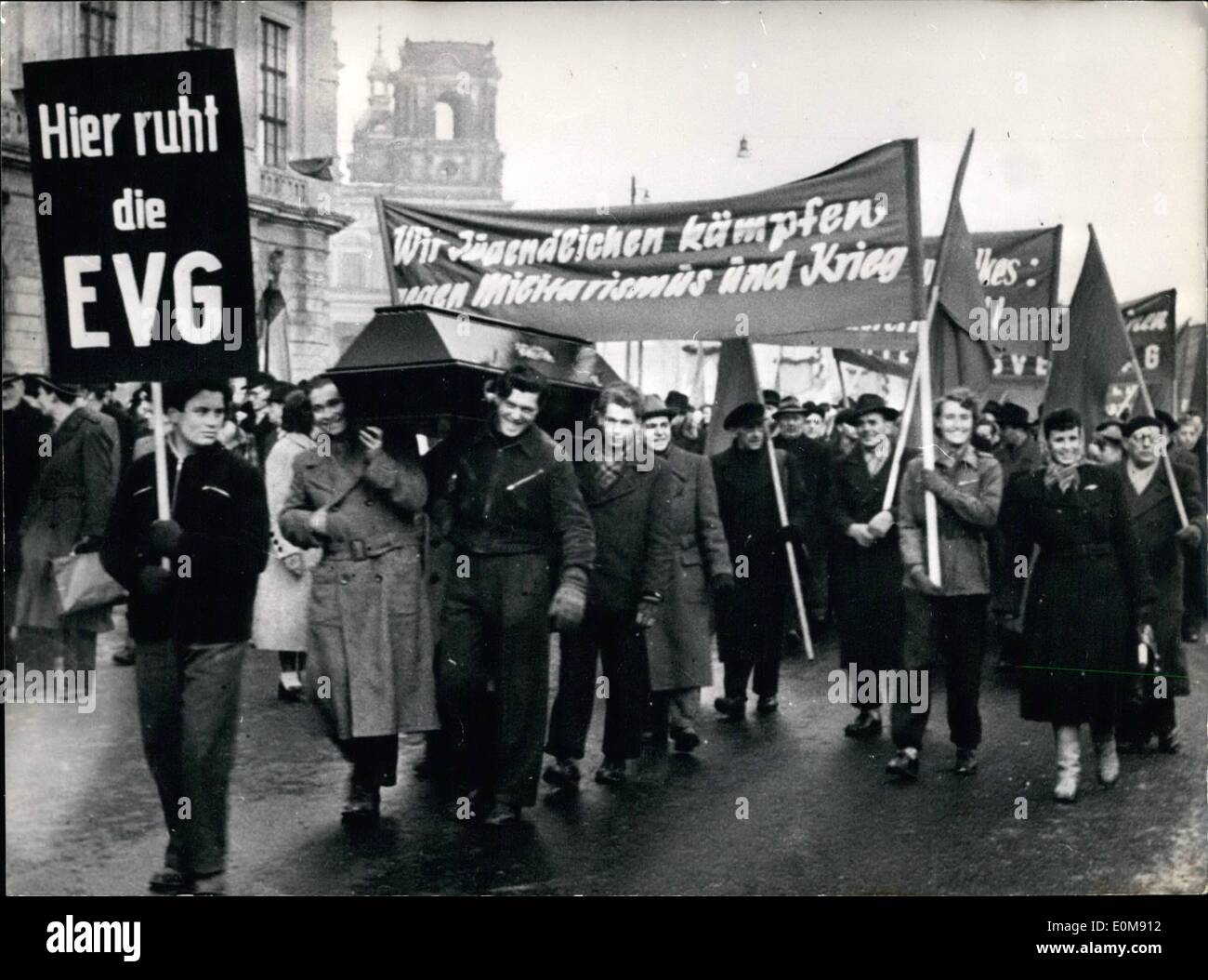 10 févr. 02, 1954 - ''La Conférence de Berlin a brisé le cou de la Communauté européenne de la Défense !'' de pleurer ce et d'autres chœurs parlant - pourtant, les organisations de jeunesse communistes ont défilé à Berlin Pâques et 'a démontré des'' - en raison de l'Est - ''contre le militarisme et la guerre''. Un cercueil dans les rues donc d'enterrer la E.C.D. Banque D'Images