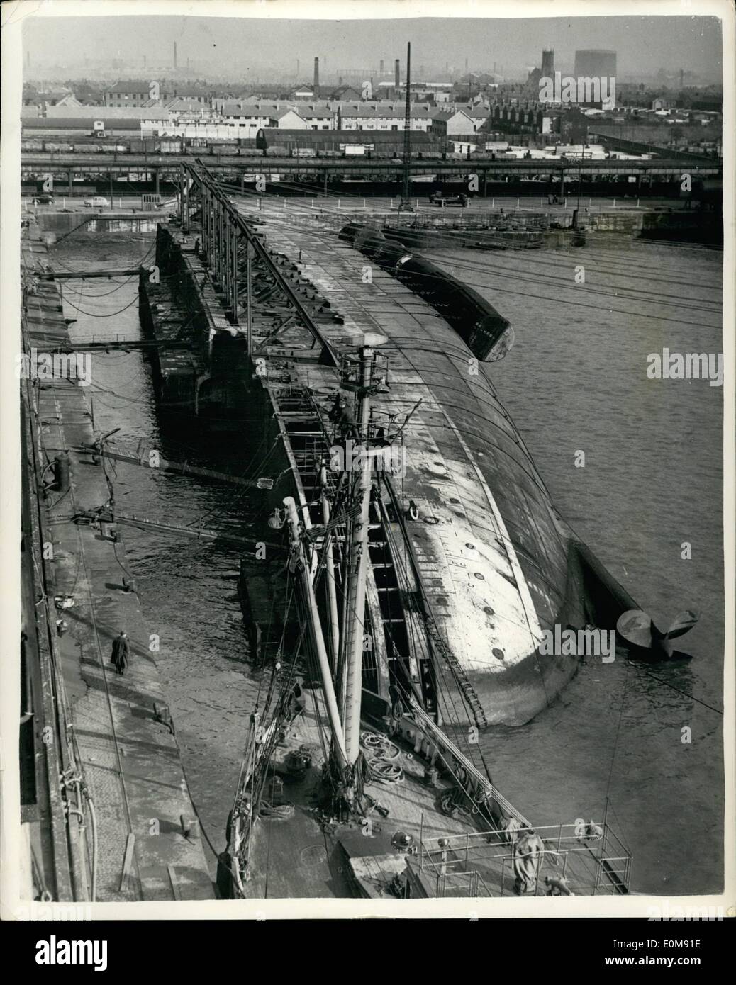 02 février 1954 - tout est prêt pour la levée de l'Empress of Canada : Tout est maintenant prêt pour le grand ascenseur à Gladstone Liverpool Dock et la marée montante de mars 6e est tout ce qui est nécessaire pour aider à élever le paquebot Empress of Canada à partir du bas de la station, où elle a établi depuis plus de 13 mois. La photo montre une vue de l'Impératrice du Canada montrant les aussières en acier fixé sur elle et s'étire à travers le quai. Ces caractéristiques seront utilisées pour la tirer à la verticale Banque D'Images