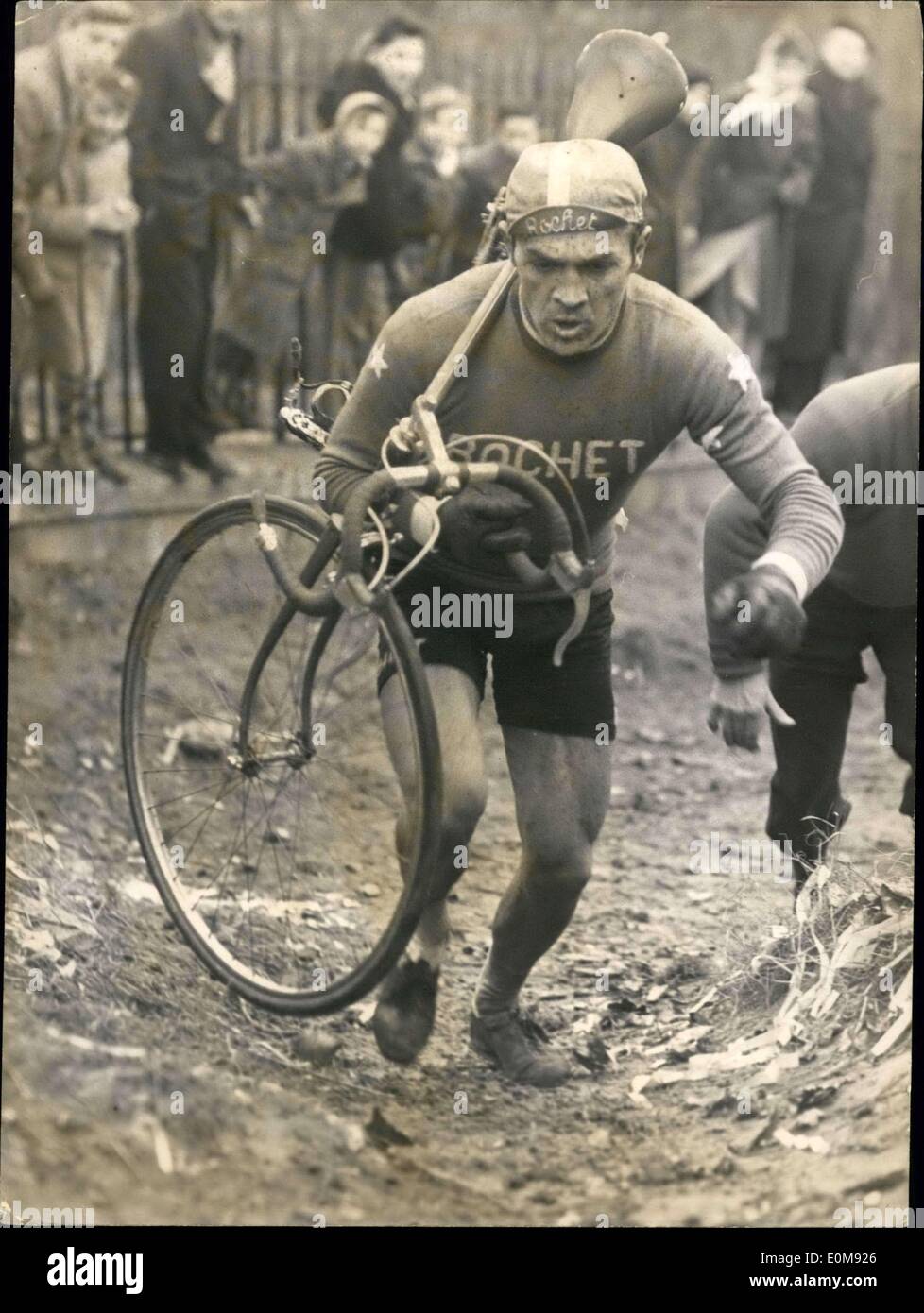 10 févr. 07, 1954 - Récipiendaire du Prix International de Cyclo-Cross : Français Jodet vu pendant la course de cyclo-cross international sur le Mont Valérien, près de Paris, qu'il a remporté. 6 nations engagées dans l'événement. Banque D'Images