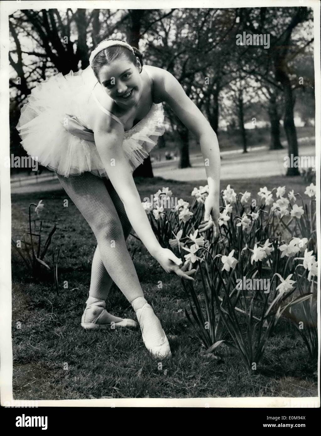 Avril 04, 1954 - champion de patinage artistique junior répète dans le soleil du printemps - dans la région de Hyde Park. La photo montre la jeune de 15 ans Carole Ann Potter le champion de patinage artistique junior 1955 fait une étude de charme dans Hyde Park - dans le soleil du printemps - comme elle le répète un ballet de routine. Elle est une étudiante de l'Phyllis est Studio, Cheldwa. Banque D'Images