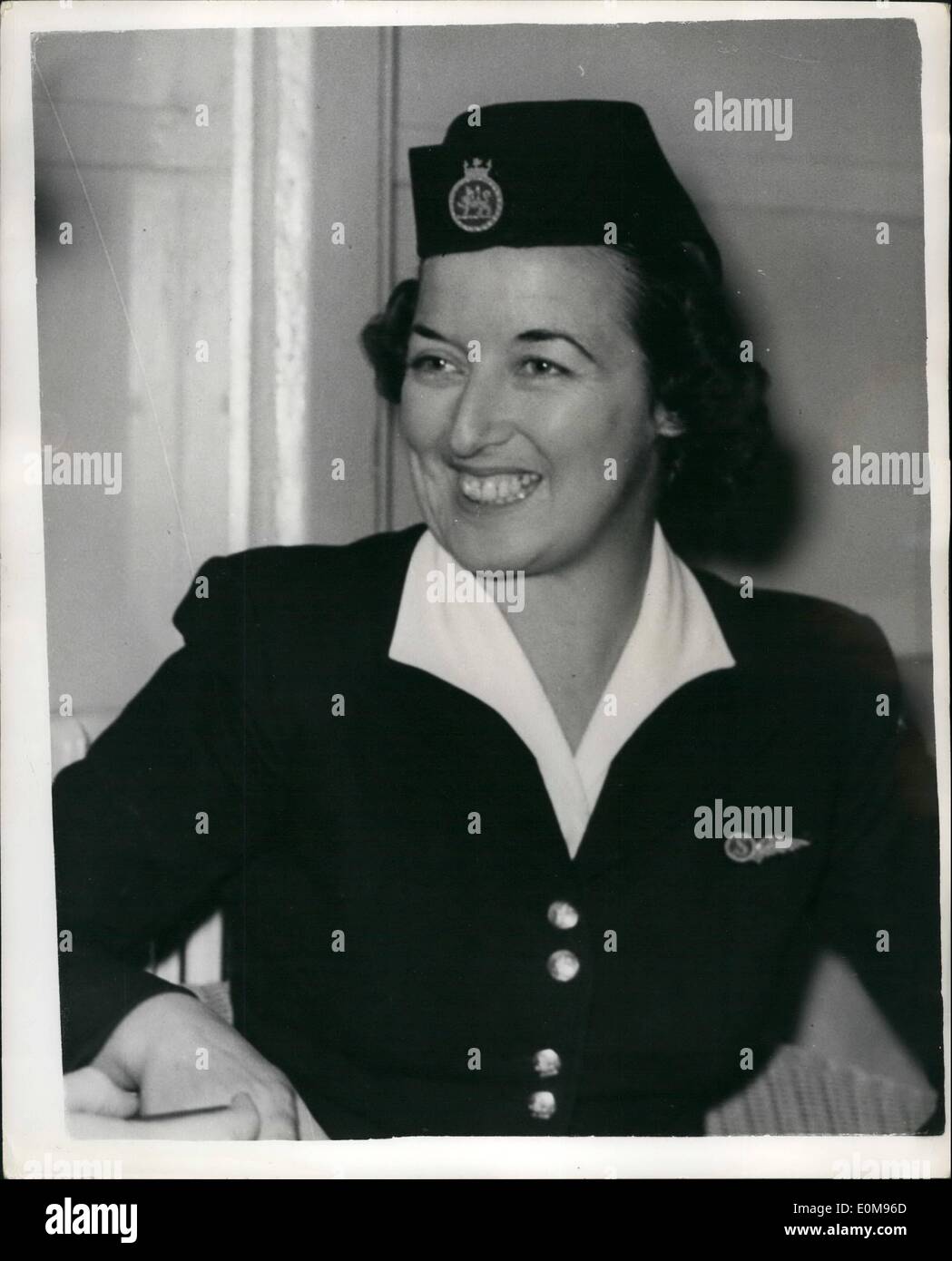 Avril 04, 1954 - La paire qui a aidé Mme Petrov. Les Russes se voient accorder l'asile en Australie. : parmi les gens à l'atterrissage à l'aéroport de Londres hier ont été hôtesse de l'air, Mlle Joyce Bull et aéronefs Le Capitaine John Davys. Ils étaient dans la machine qui a volé Mme Petrov de Sydney à Darwin - lorsque Mme Petrov - qui était en cours d'almpat pris par la force de l'Australie- à Moscou, a demandé à être autorisé à rester en Australie - après que son mari, étant donné l'asile politique. Suite à l'octroi de l'asile à la Russie le couple a rompu les relations diplomatiques avec l'Australie Banque D'Images