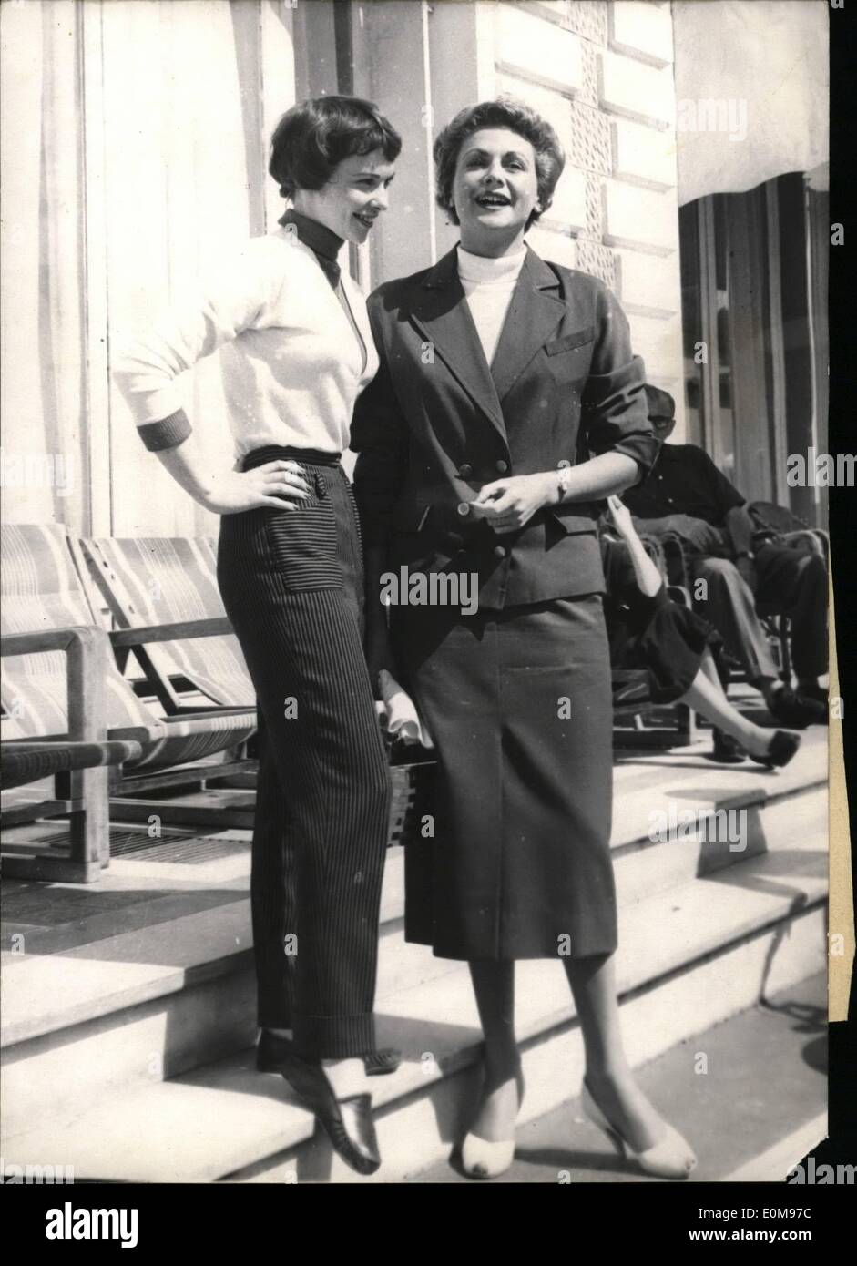 Avril 04, 1954 - Festival de Cannes : deux starlettes française Françoise Arnoul (porter) et Nicole troussers Maurye bavardant à Cannes où ils fréquentent le festival du film. Banque D'Images