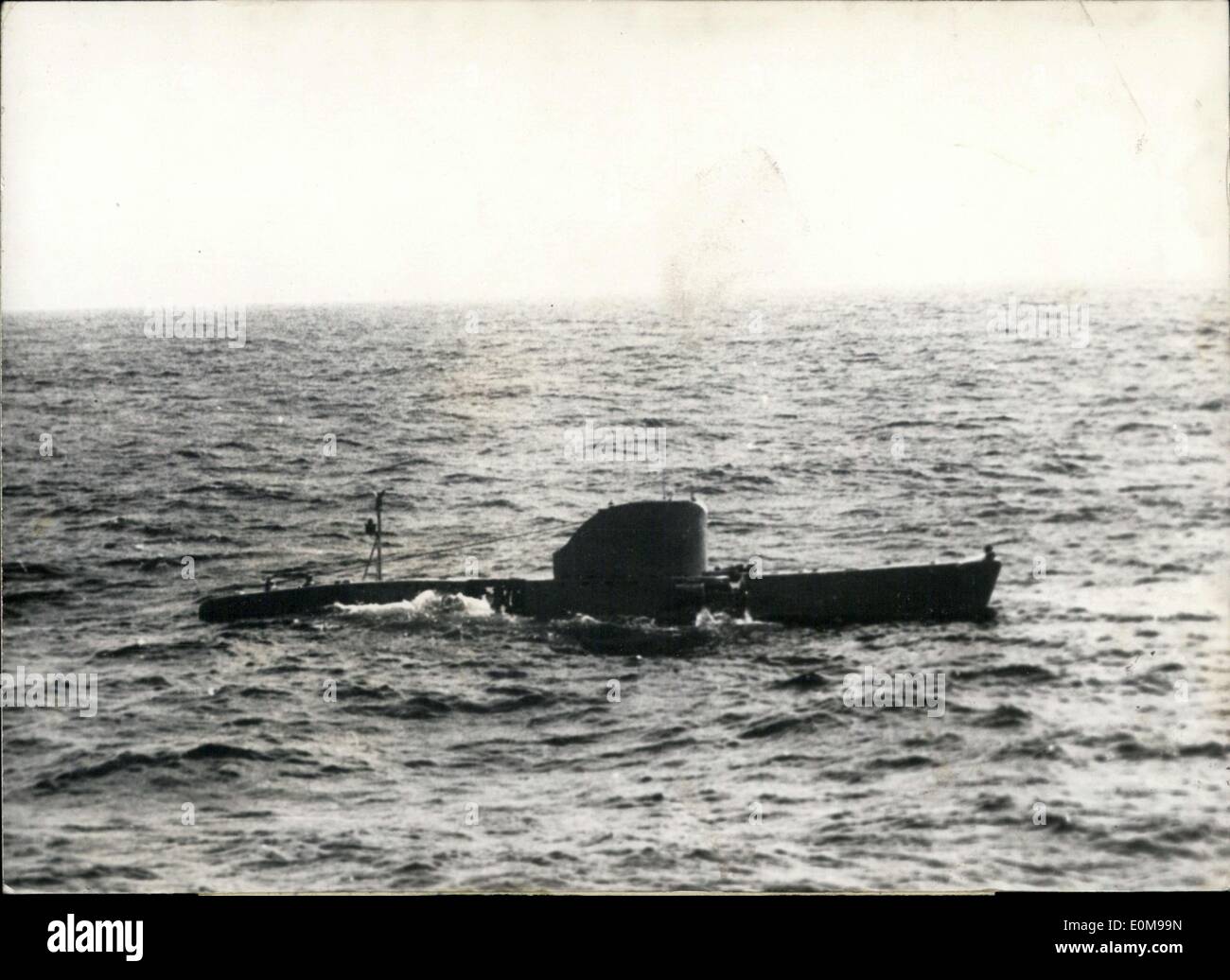 18 février, 1954 - L'bathyscape sous ''FNRS'' qui descend à 4050 mètres Banque D'Images