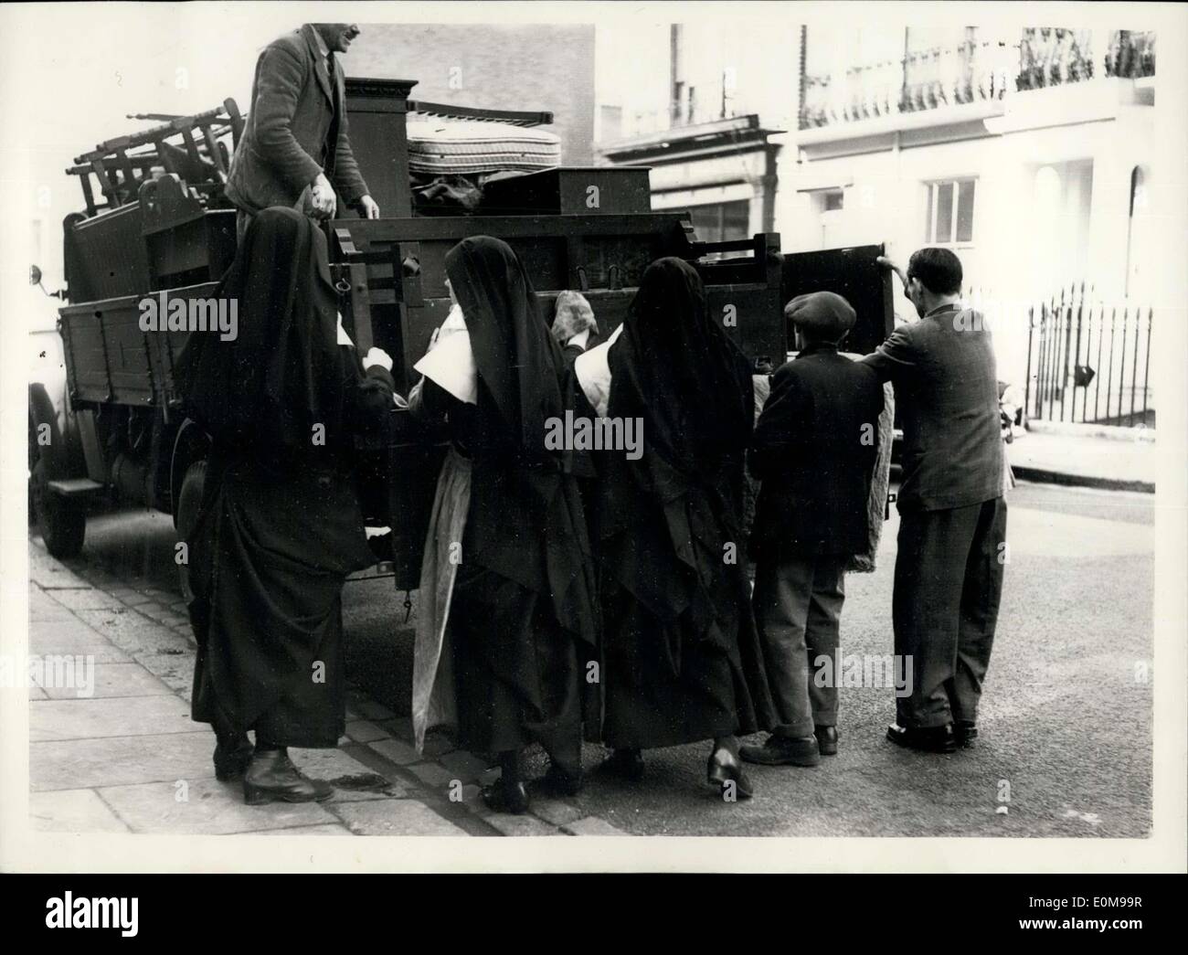 20 février 1954 - Les moniales donner un coup de main pour le Piano : Photo montre trois religieuses donner à l'homme dépose une main avec le piano en dehors de Saint-Joseph d'R.C. L'école primaire, Cadogan - street, S.W., ce matin. Banque D'Images