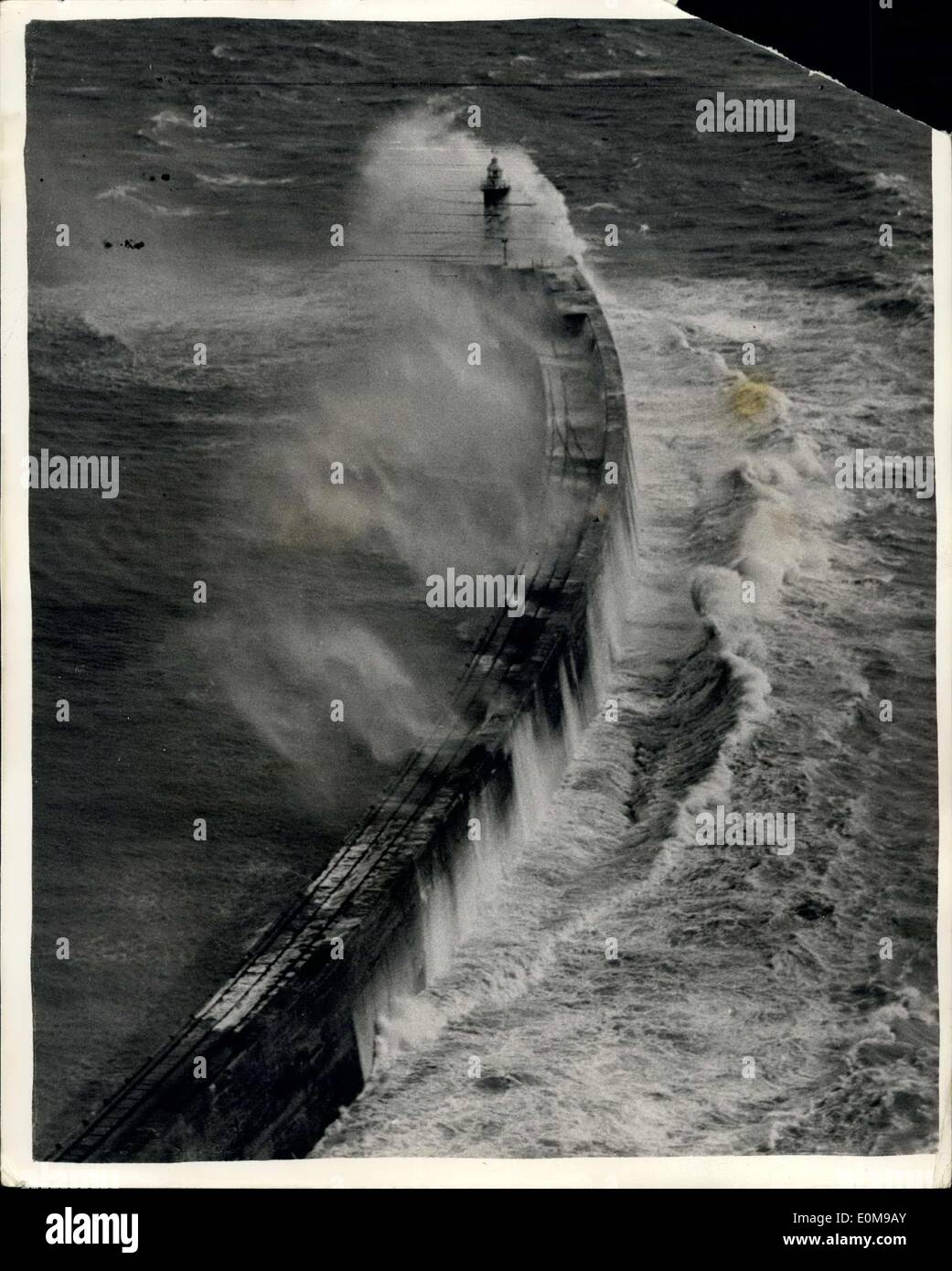 10 févr. 27, 1954 - Le Phare prend un martèlement des vagues dans le canal. : Ce mauvais temps dans la scène du canal - montrant le célèbre phare de Newhaven obtenir un martèlement formidable de la mer heacy a été prise à la mi-journée d'hier. Banque D'Images