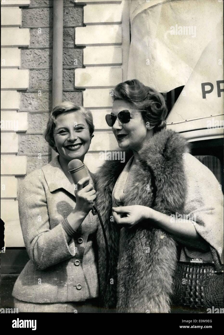 Mar. 03, 1954 - Festival de Cannes. Les deux stars françaises, Michele Morgan (à gauche) et Edwige Feuilerre avant que l'entrevue mike. Banque D'Images