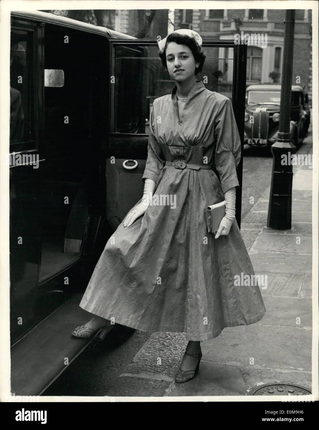 Mar. 03, 1954 - Debutante va au palace - un an de retard. Mme Beverley Snyder, l'intrépide petit 18 ans debutante qui avait 18 opérations après avoir été brûlé juste avant qu'elle n'a été en raison de lui faire la révérence à la reine l'année dernière, s'est rendu à Buckingham palace cet après-midi - un an de retard - pour être présenté à la reine mère lors de la présentation des parties. En avril dernier elle a été sévèrement blessé lorsque sa robe a pris feu à son kensingrton accueil. Elle a été transporté à l'hôpital et a eu 18 opérations de greffe de peau. photo montre Mme Beverley Snyder laissant sa maison pour le palais d'aujourd'hui. Banque D'Images