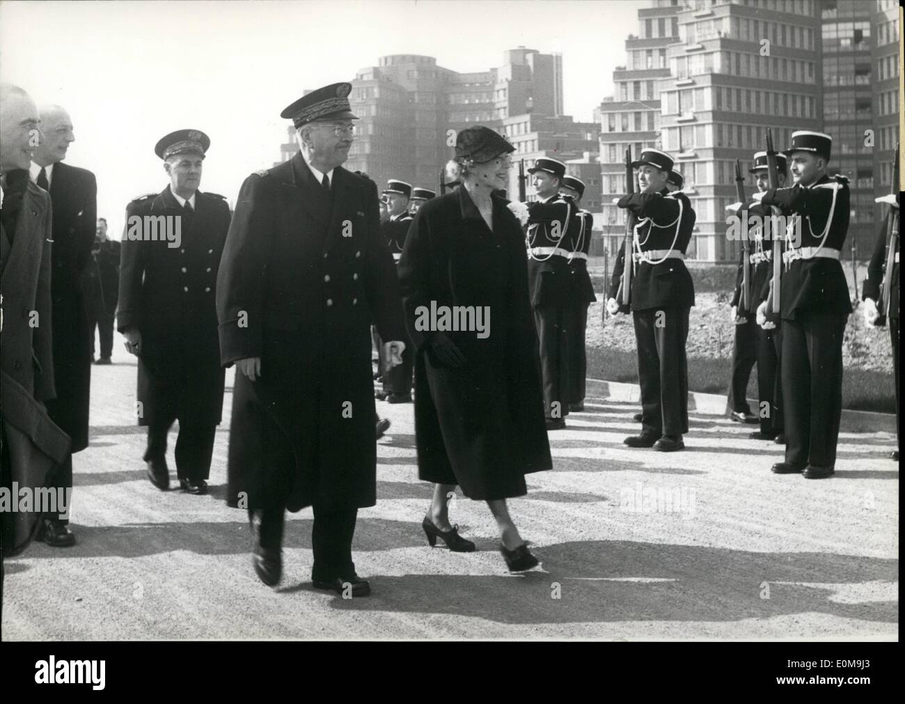 Avril 04, 1954 Queen - voyages dans 'Copter : Reine Elisabeth de Belgique amerrit à partir d'un hélicoptère de la Sabena qui l'amena à partir de Bruxelles Lille yo. La Reine était un invité de la Faculté de médecine de Lille qui est un docteur Honoris Causa. Banque D'Images