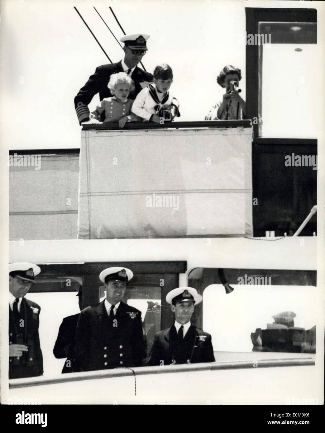 Avril 05, 1954 - La famille royale de nouveau ensemble. De nouveau ensemble - appréciant chaque minute de la dernière étape de la tournée royale. La Reine films la scène comme navires de la flotte méditerranéenne la vapeur à partir de Malte à l'accueillir et de sa famille. Le Prince Charles, lui aussi, veut se souvenir de ce moment d'excitation. Ainsi il met en valeur son appareil photo pour prendre une boîte de jeu du pont du yacht royal Britannia. Le Prince porte un costume de marin, regardée par son père en uniforme. Banque D'Images