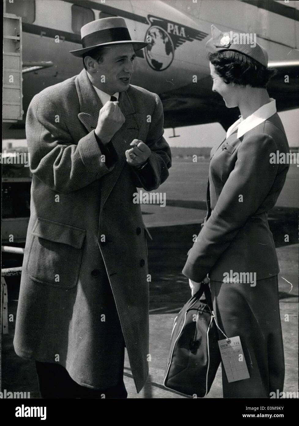 Avril 10, 1954 - ''Bubi Scholz'' de retour en Allemagne. Photographié ici est champion de boxe poids moyen Gustav Scholz après son retour des États-Unis. Ici, il fait preuve d'une hôtesse de l'air et la presse comment il a défait le boxeur américain Al Andrews. Après son retour il a dû reste une blessure. Avec son succès de la lutte contre Andrews est venu un tas d'offres, mais l'avenir du boxeur n'est pas claire. Banque D'Images