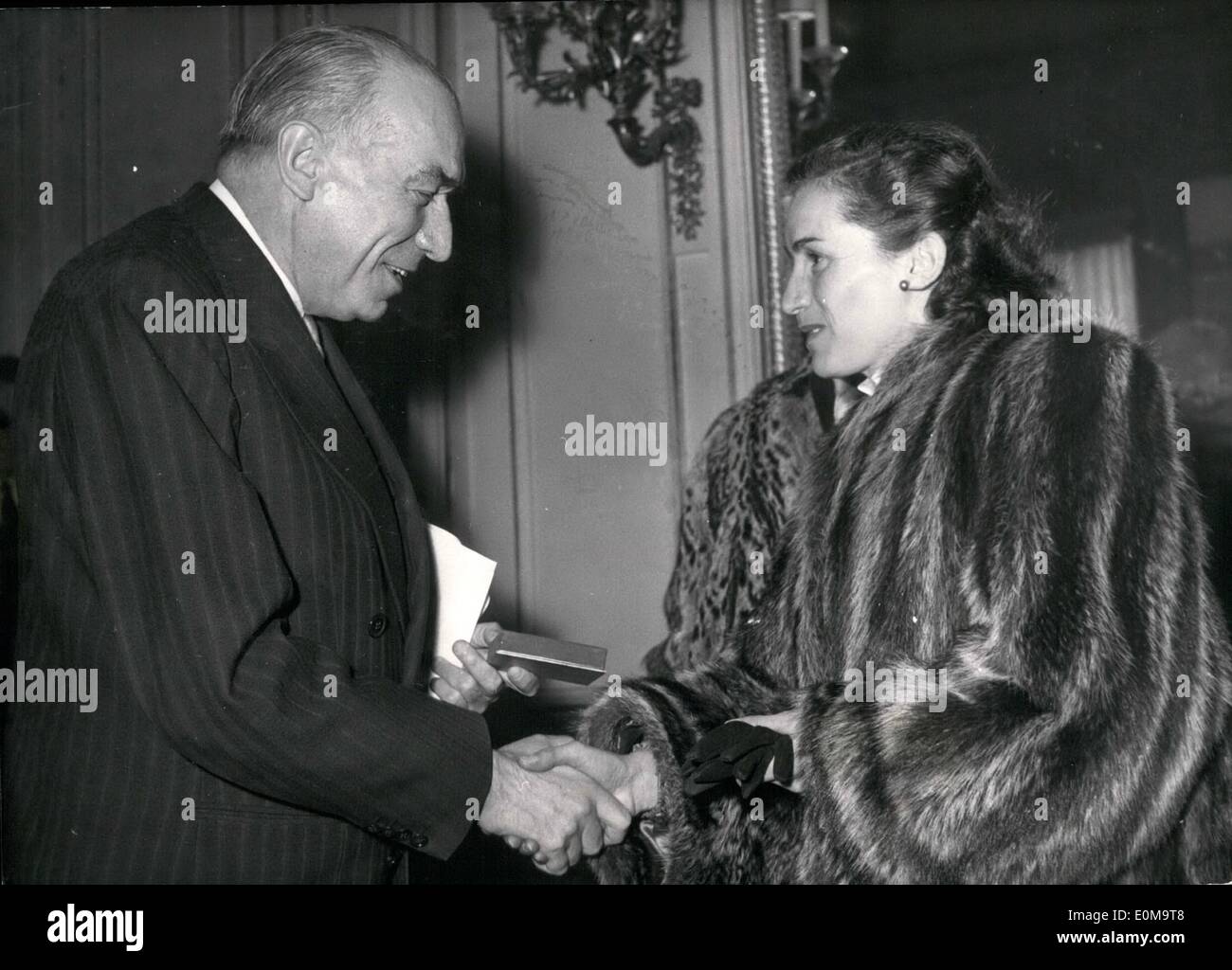 Mar. 03, 1954 - Champion de ski récompensés : Lucienne Schmidt-Couttet, vainqueur du slalom géant dames de aare( Suède) reçoit une médaille de l'Éducation nationale et ministre de félicitations André Larie. Banque D'Images