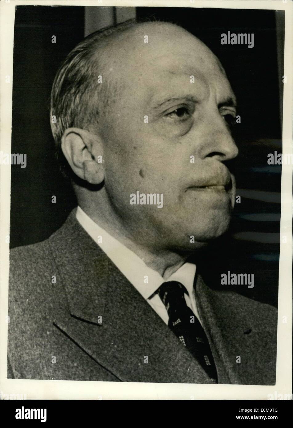 Mar. 03, 1954 RomeTrial - peut avoir de graves conséquences pour l'Italien Cabinet. : peu de temps après avoir reçu un vote de confiance de la Chambre des Députés italienne, Signor Scelba, le premier ministre est menacé d'un choc politique dans son cabinet. Le danger a un passé d'accusations faites par Madame Anna Maria Moneta Caglio (25) un témoin dans le procès de Rome Silvano Muto, un journaliste qui est accusé d'avoir publié des faux rapports de la mort en avril dernier de 21 ans, Wilma Montesi , fille d'un Charpentier Banque D'Images