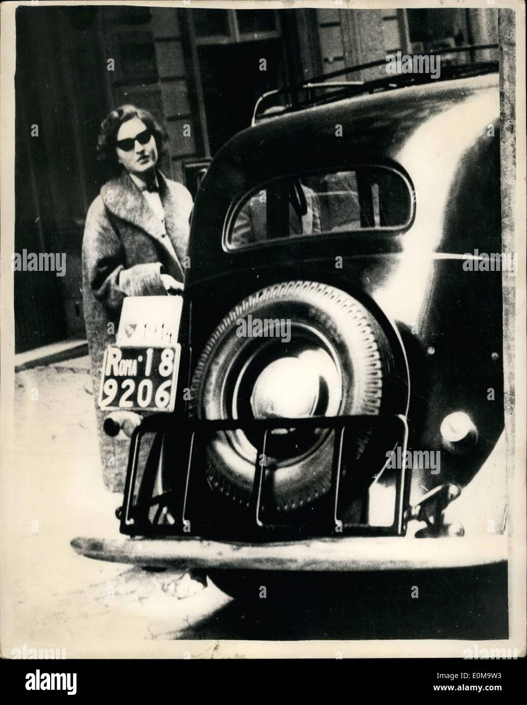 03 mars 1954 - le procès de Rome peut avoir de graves conséquences dans le cabinet italien. Les demandes de renseignements sur le trafic de drogues continuent : On pense que de nombreuses difficultés peuvent survenir au sein du cabinet italien de Signor Scelba en raison de l'accusation portée par Signora Anna Maria Moneta Caglio (23), témoin du procès de Rome de Silvano Muto, un EPnaliste accusé de publier de faux rapports sur le décès survenu en avril 21 Wilma Montesi, fille d'un charpentier. Son corps a été trouvé sur une plage au sud de Rome Banque D'Images