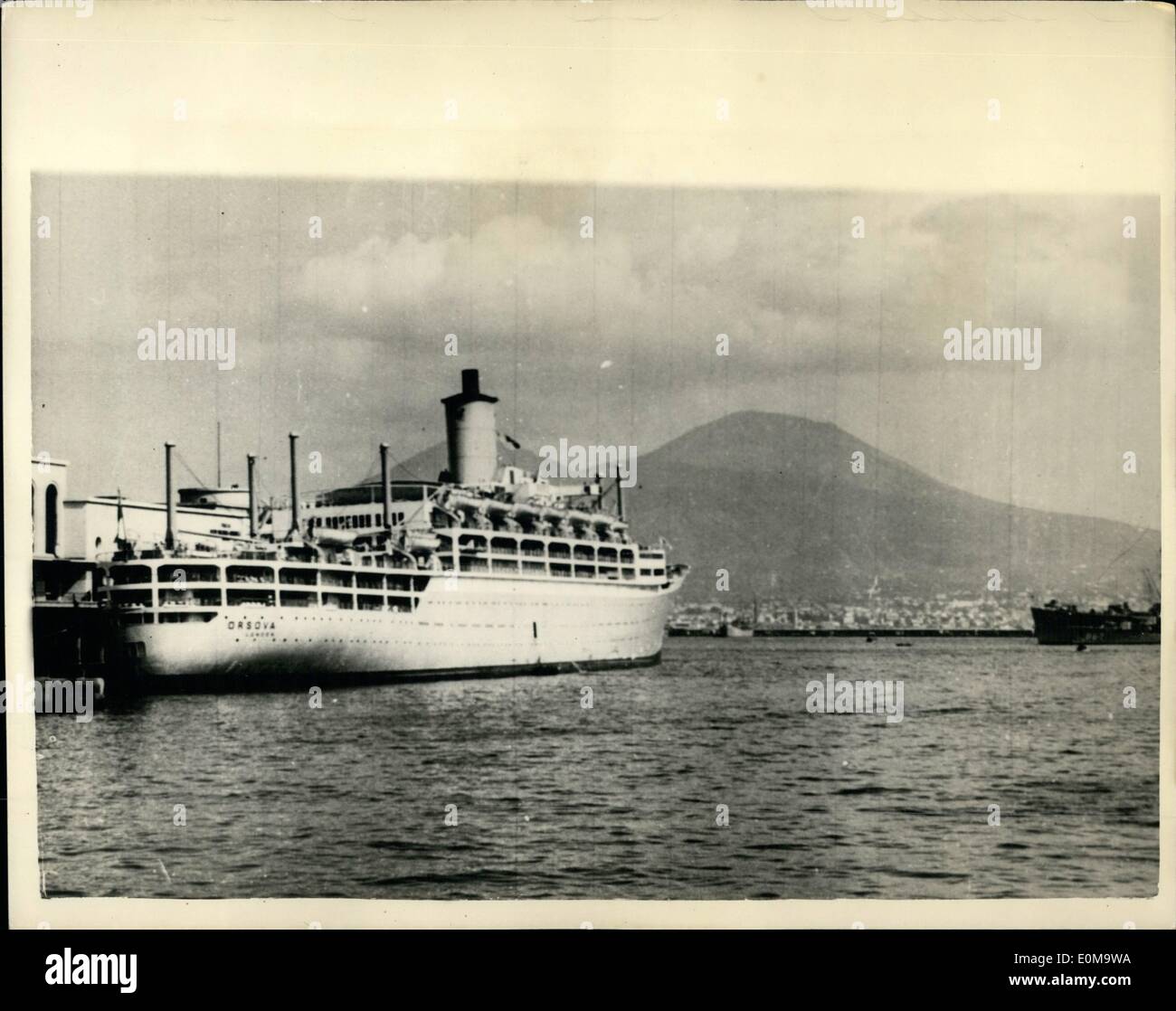 Mar. 03, 1954 - New British Liner arrive à Naples le navire sans mâts : La photo montre la vue de la chemise de la ''Orsova' de la société Holme - sur son arrivée dans la baie de Naples récemment pour la première fois. Le navire est unique - en tant qu'elle n'a pas de mâts. Banque D'Images