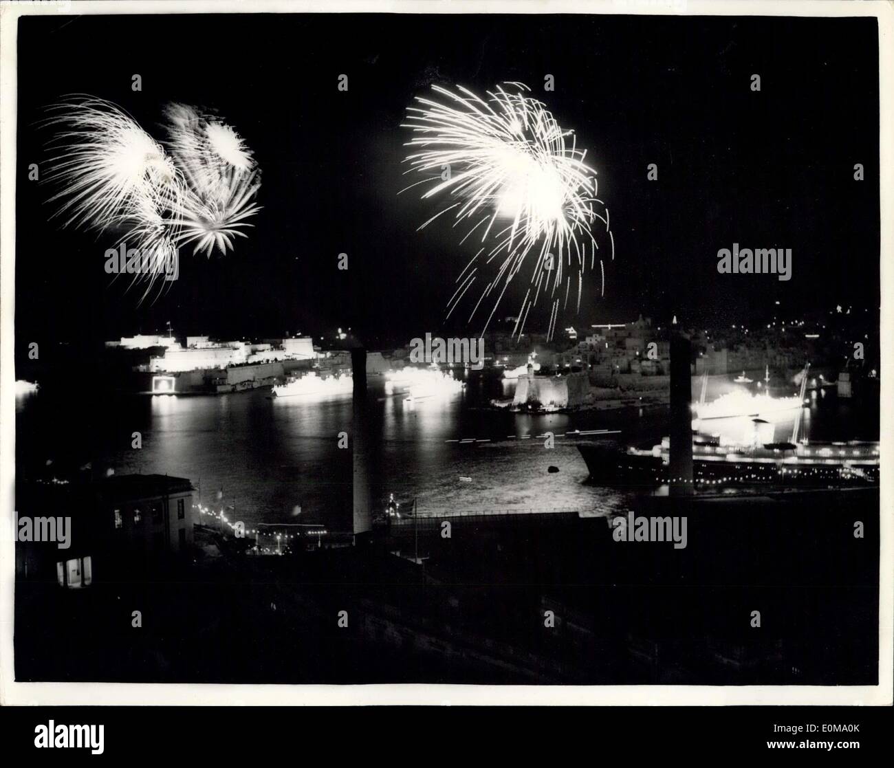 Le 04 mai 1954 - Feu d'artifice à Valletta Port ; La photo montre la vue dans la Valette Barbour, Malte, la nuit dernière, montrant la flotte allumé et un feu d'artifice. La Reine, avec le duc d'Edinbourg et leurs enfants sont arrivés hier dans le yacht royal Britannia. Banque D'Images