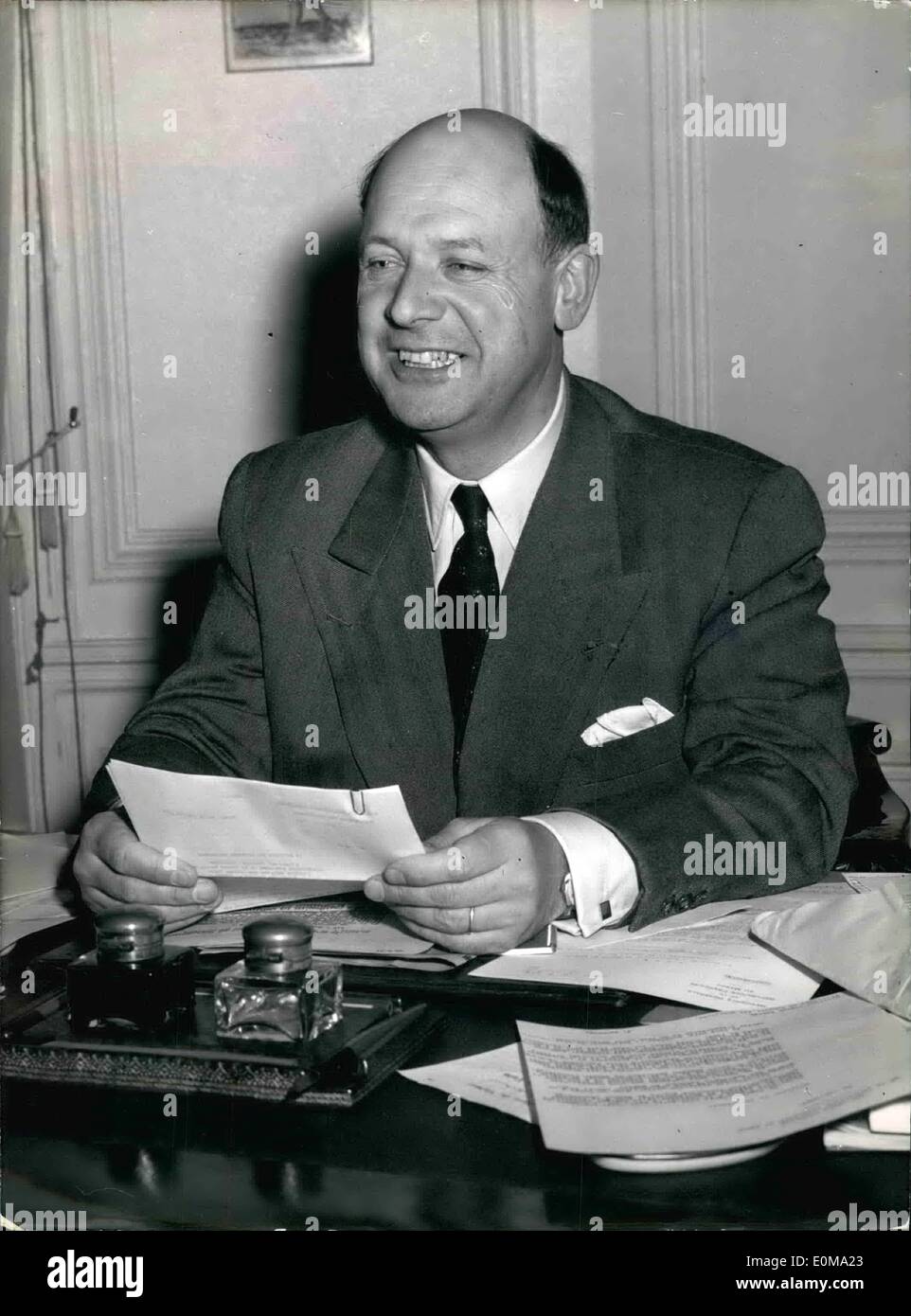Mai 05, 1954 - NOUVEAU PRÉSIDENT GÉNÉRAL DE L'ANGLAIS AU MAROC. M. FRANCIS LACOSTE LE NOUVEAU PRÉSIDENT FRANÇAIS GÉNÉRAL AU MAROC PHOTOGRAPHIÉ DANS SON BUREAU DE L'OFFICE DU MARUC, Paris, cet après-midi. Banque D'Images