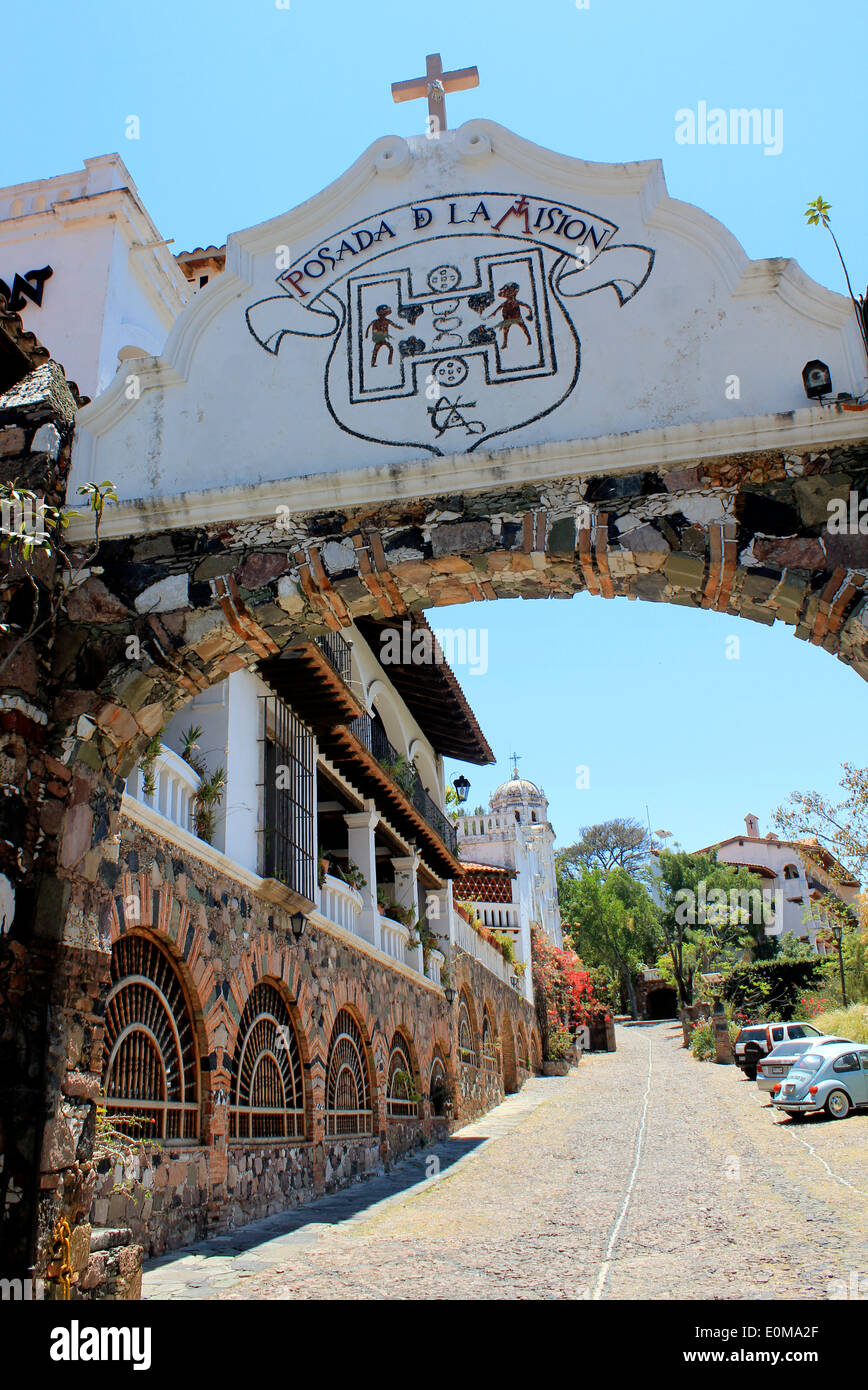 Regardant à travers l'arcade de la Posada La Mision à Taxco, Guerrero, Mexique Banque D'Images