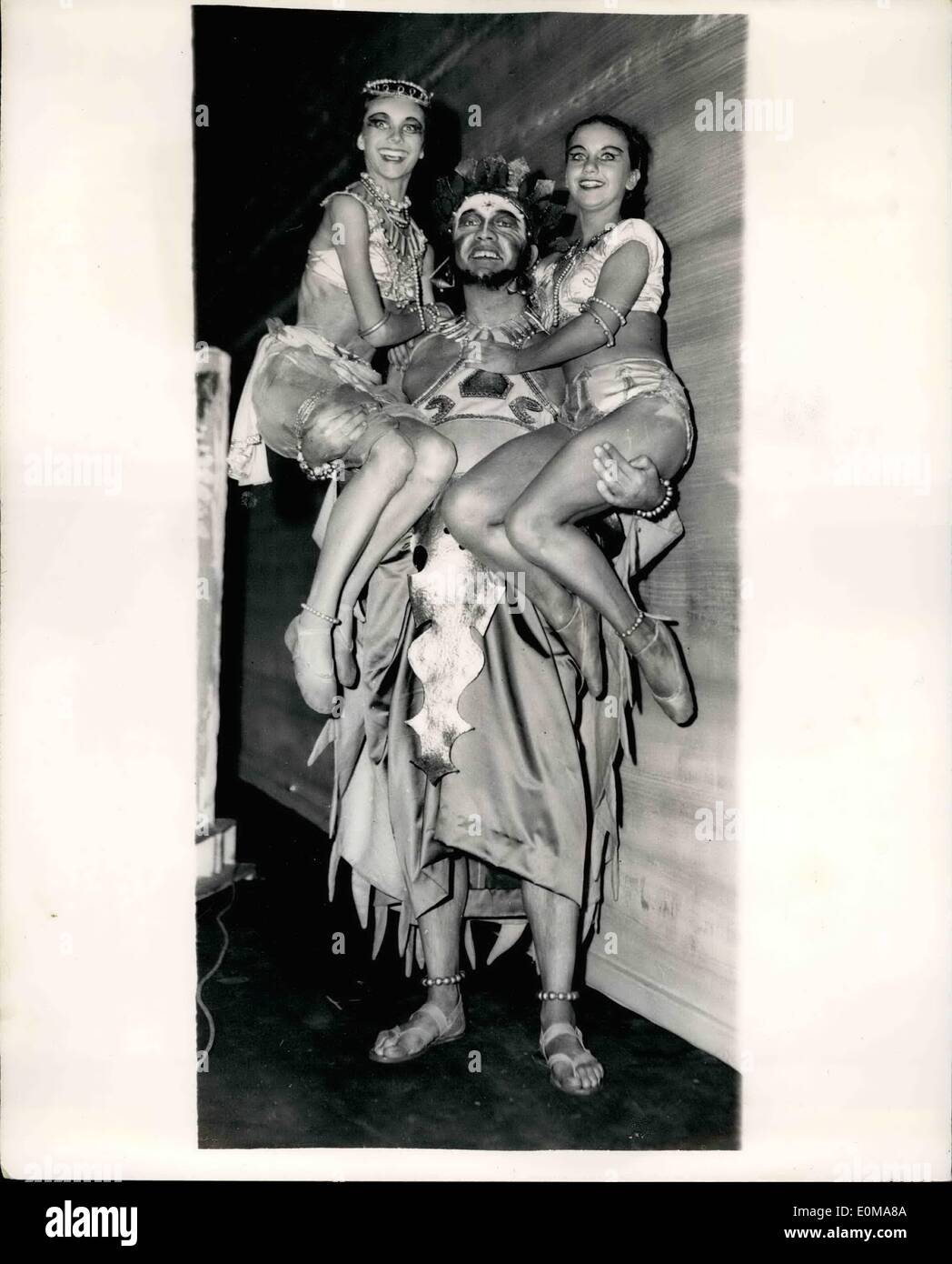 Mai 05, 1954 - Répétitions pour ''pearl fishers'' au Sadler's Wells Theatre : une répétition générale de l'opéra ''Pearl Fishers''. qui s'ouvre demain au Sadler's Wells Theatre, a eu lieu aujourd'hui. Photo Keystone montre David Ward, qui est de 6ft. 4 1/2 protestation dans l'opéra, porte deux des filles de ballet, Patricia Cox, 17 ans, de l'Ellington (à droite), et clouer Roops, 16 ans, de Bristol (à gauche), au théâtre d'aujourd'hui. Banque D'Images