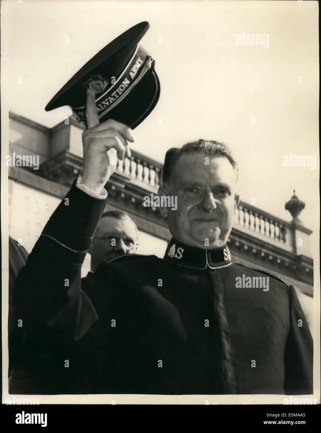 Mai 05, 1954 - Nouveau Chef de l'Armée du Salut est élu. Le Conseil supérieur de l'Armée du Salut, a annoncé le nom de l'homme élu comme nouveau général du mouvement. Il est le commandant Wilfred Kitching, 61 ans. Un grand nom parmi les fanfares de l'armée, il est né à Wood Green et travaille aujourd'hui à l'Administration centrale de Londres. Général Albert Osborn prend sa retraite le 30 juin après huit ans à la tête de l'armée. Photo : Keystone montre- Wilfred Commissaire Kitching, photographié à Sunbury Court, dans une humeur heureuse - après son élection au poste de général de l'Armée du Salut. Banque D'Images