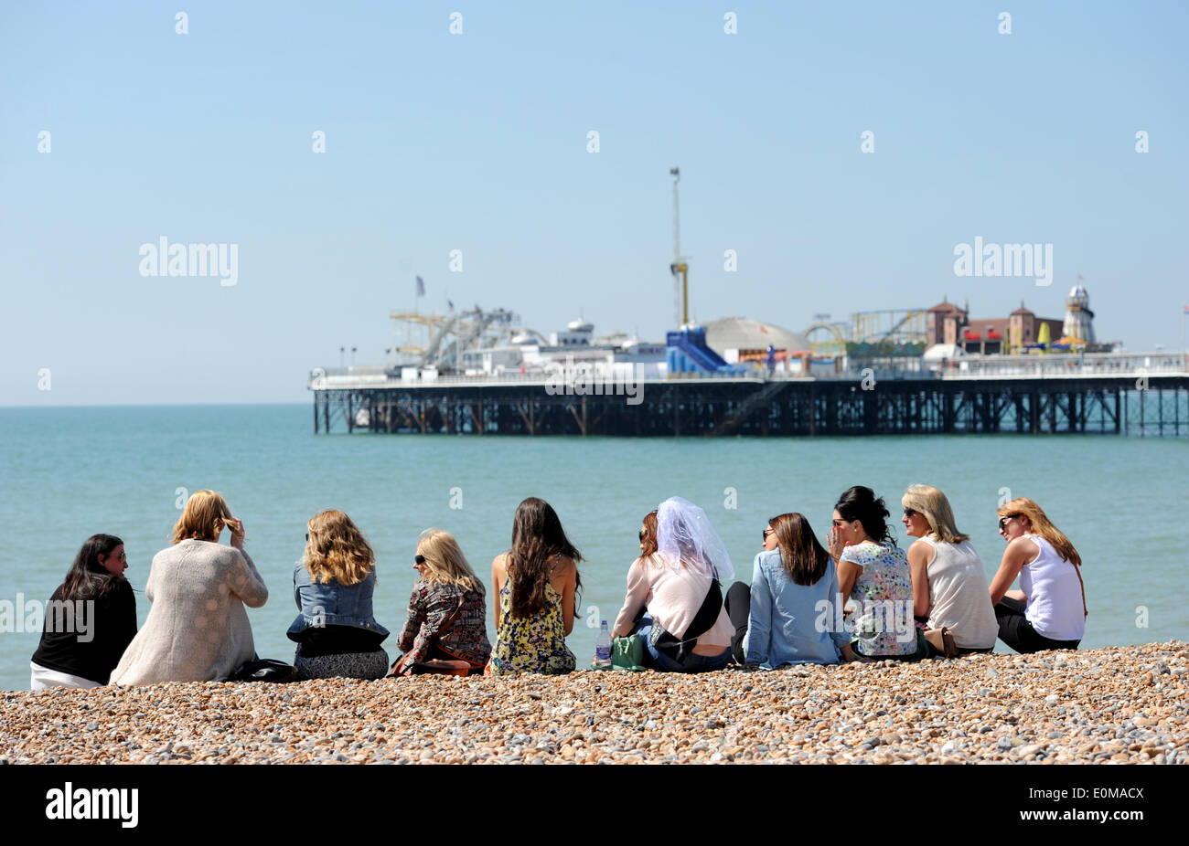 Brighton Sussex UK 16 mai 2014 - Un groupe de femmes sur un hen party profiter du beau temps sur la plage de Brighton aujourd'hui avec des températures devrait atteindre 23 degrés centigrades le beau temps devrait durer pendant le week-end Photo prise par Simon Dack/Alamy Live News Banque D'Images