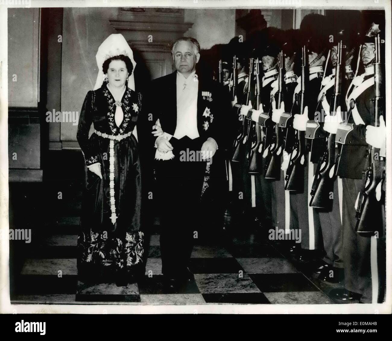 Avril 04, 1954 - Le Président de l'Islande en visite officielle au Danemark. Asgeir Asgeirsson Président de l'Islande, accompagné de son épouse, est arrivé hier à Copenhague en visite officielle au Danemark. C'est la première visite du Président de l'Islande à la capitale danoise, qui pendant 500 ans fut aussi la capitale de l'Islande. La nuit dernière, ils ont assisté à un dîner donné par le roi Frédéric en leur honneur, à la salle des Chevaliers, dans le Palais de Christiansborg, à Copenhague. Photo : Keystone montre Président Asgeir Asgeirsson et sa femme, arrivant à l'Christianborg Palace, pour le dîner d'hier soir en leur honneur. Banque D'Images