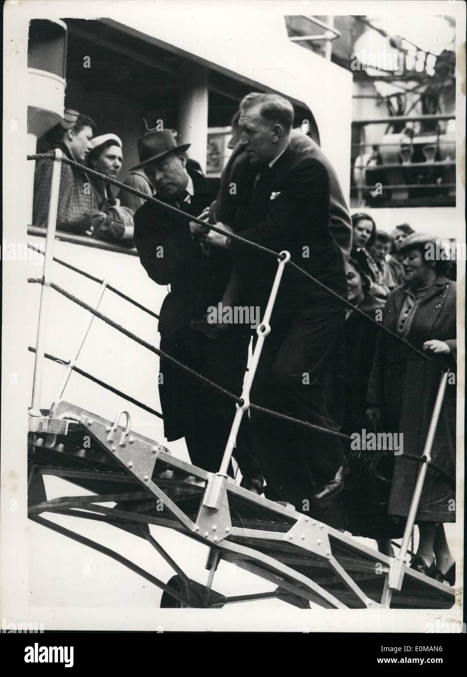 Mai 05, 1954 - Cargo russe ''Arrêté'' à Londres Docks. Femme est pris à bord : le navire russe Passenger-Cargo prêt à quitter Londres Docks ce matin avec à bord - on croit - l'diplomates soviétiques qui ont été expulsés pour espionnage. Le navire a été ''arrêté'' par un officier du Maréchal de l'Amirauté qui veulent à bord et fixé un mandat pour le mât. Il a été émis au nom du propriétaire du navire néerlandais ''Marvic'' (500 tonnes) à l'égard de dommages en collision avec le navire russe au Canal de Kiel en octobre 1952. Banque D'Images