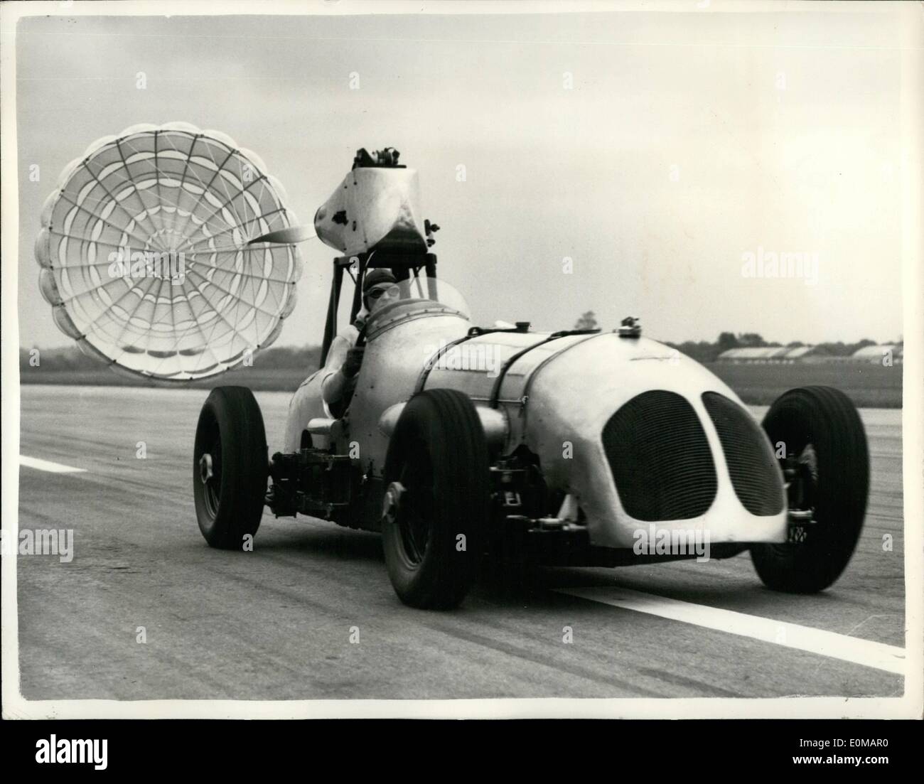 Mai 05, 1954 - John Cobb's racing voiture utilisée dans la démonstration de l'avion en parachute frein rétractable : Au début de 1951, la G.Q. Compagnie de parachutistes a commencé à travailler sur un projet de se dispenser de la nécessité de l'abandon d'un avion en parachute de freinage à la fin de l'atterrissage. Un système de stockage a été mis au point par le parachute qui pourrait automatiquement par remballées prêt pour l'opération suivante Banque D'Images