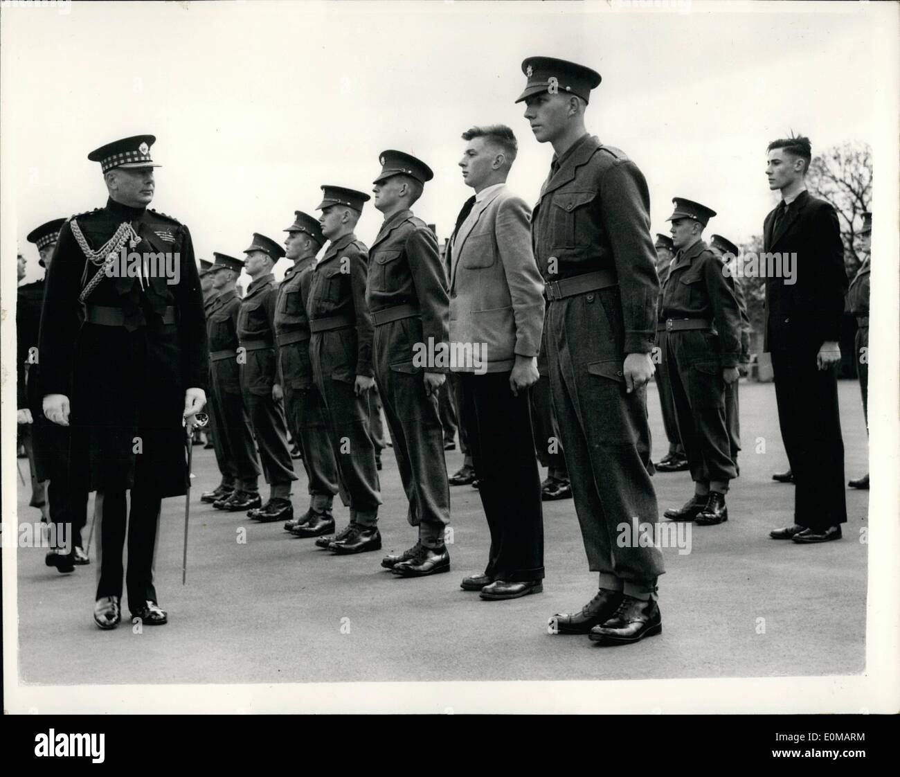 Mai 05, 1954 - Duc de Gloucester inspecte les protections : La Digue de Gloucester ce matin inspectés Scots Guards et Grenadier Guards Guards au Depot, Caterham. La photo montre le duc de Gloucester vu l'inspection de certaines des nouvelles recrues - dont certains n'ont pas yest a reçu leurs uniformes. Banque D'Images