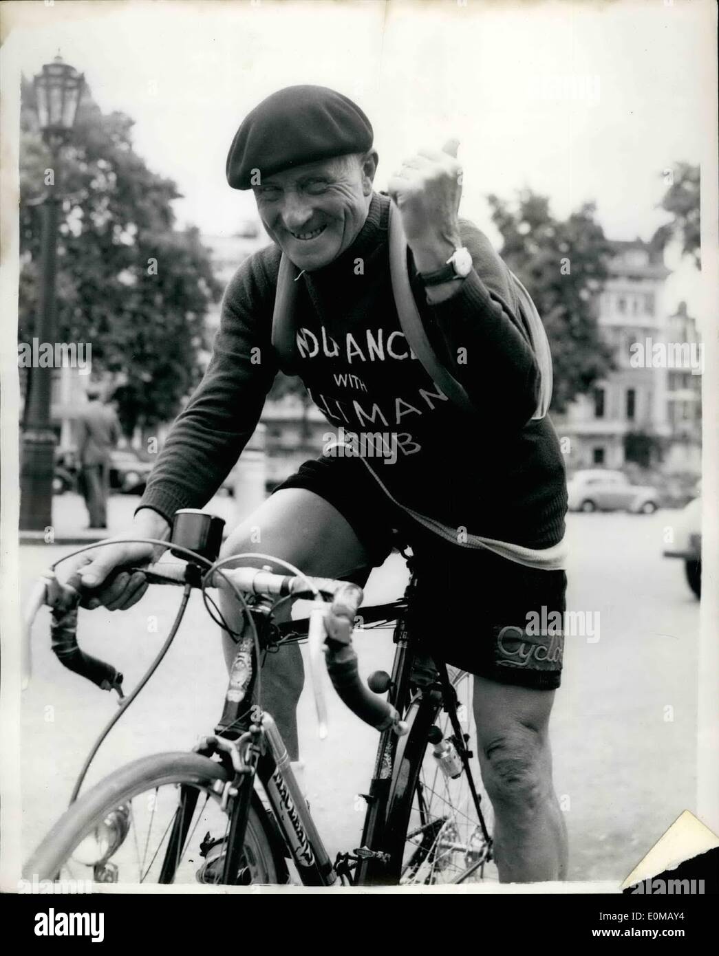 Juillet 07, 1954 Ancien combattant - cycliste française commence son parewell run ride dans Hyde Park : Rene Menzies, l'ancien combattant d'origine française, a commencé sur son dernier trajet longue distance dans Hyde Park ce matin avant sa retraite. Nensies qui est de 65 ans, sera la tour Park pendant six jours, et rester en selle pendant 18 heures par jour. À la fin de la course qu'il espère avoir mis son kilométrage total à 100 000 kilomètres. Photo montre Rens Nenzies, représenté à Hyde Park avant le début de la course ce matin. Banque D'Images
