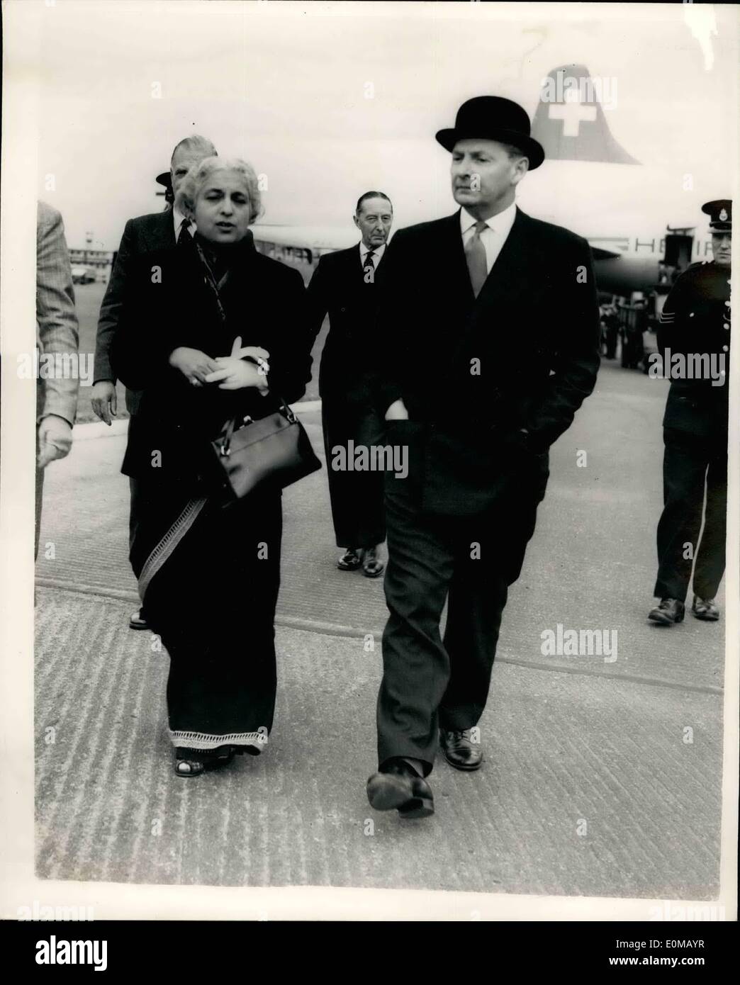 Juillet 07, 1954 - Mme. Pandit arrive à Londres en tant qu'invité du gouvernement britannique : Mme Pandit, Président de l'Assemblée générale des Nations Unies, et sœur de M. Nehru, le Premier Ministre indien, et bientôt le Haut Commissaire de la Grande-Bretagne, est arrivé par l'air à l'aéroport de Londres en tant qu'invité du gouvernement britannique. Sur la photo, Mme Pandit vu avec M. Selwyn Lloyd, Ministre d'État, qui s'est réuni pour son arrivée à l'aéroport de Londres aujourd'hui. Banque D'Images