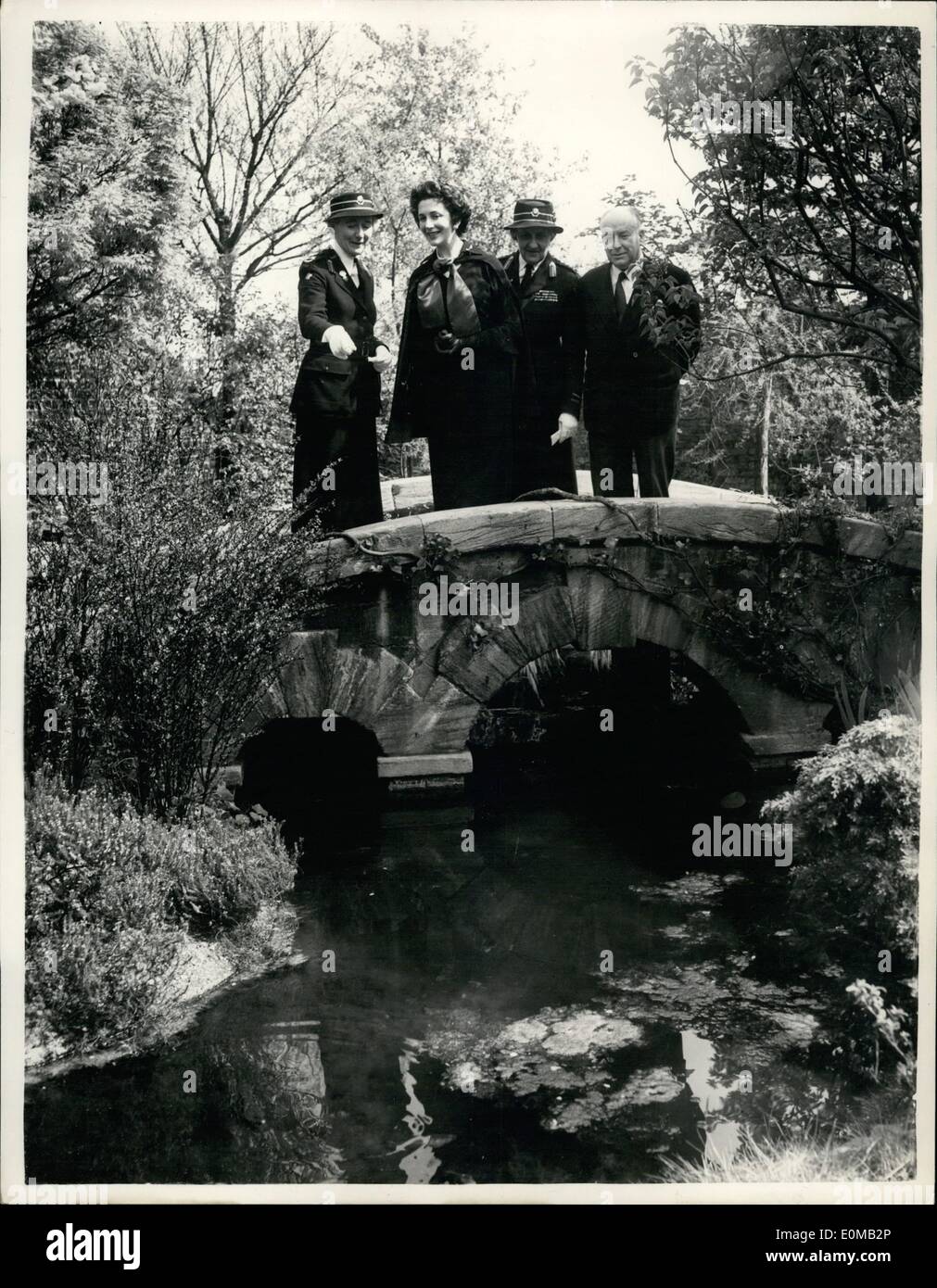 Mai 05, 1954 - L'écran Star s'ouvre à l'Ouest Fin Store jardin de toit : l'écran et de télévision Star Edana Romney a exécuté la cérémonie d'ouverture du jardin sur toit de Derry et Toms store à Kensington. Elle déléguées pour Son Altesse Royale la princesse Alice Comtesse d'Athlone qui est empêché. Le produit de la taxe d'entrée pour le premier jour du jardin. est versé à la Croix-Rouge britannique. Edana Romney dans photo montre une vue pittoresque sur le jardin du toit lors de la cérémonie d'aujourd'hui. Soulignant certains des poissons dans l'étang est Viclet marque de la Croix Rouge, alors que la recherche sur est Mme Prentice O.B.E Banque D'Images